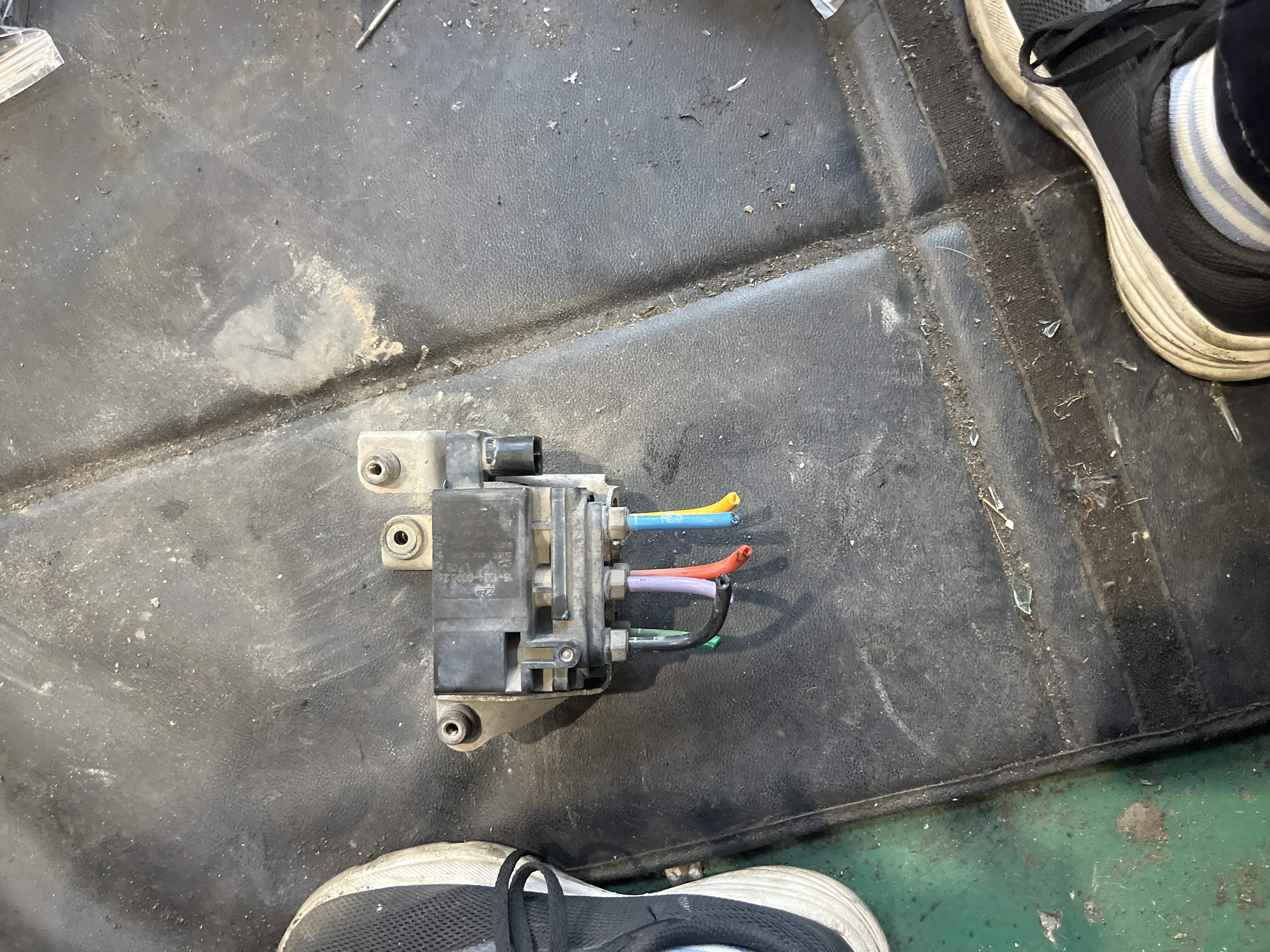 7L0698014 Air Pump Distribution Valve