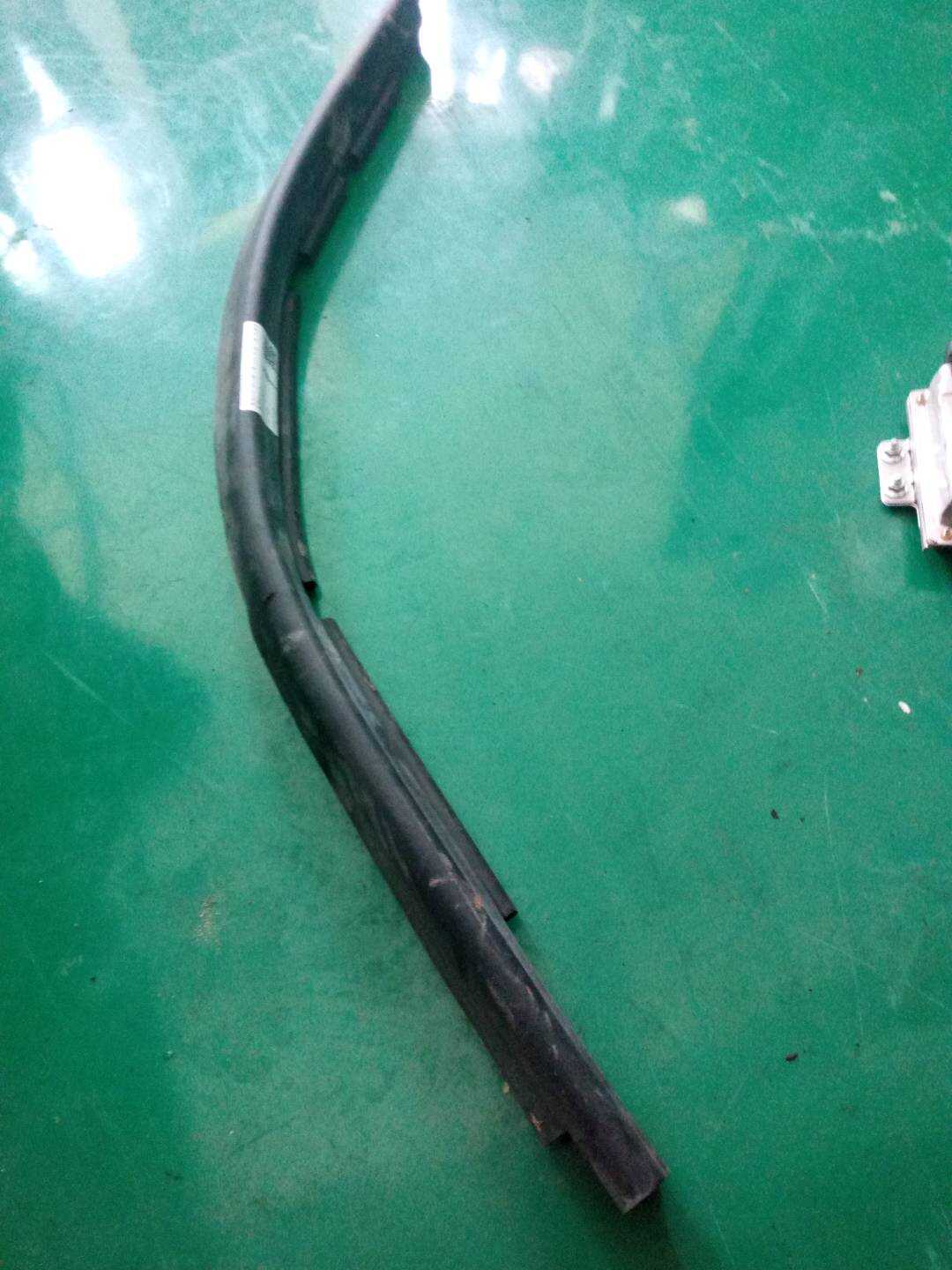 51767239146 前机盖胶条(后)