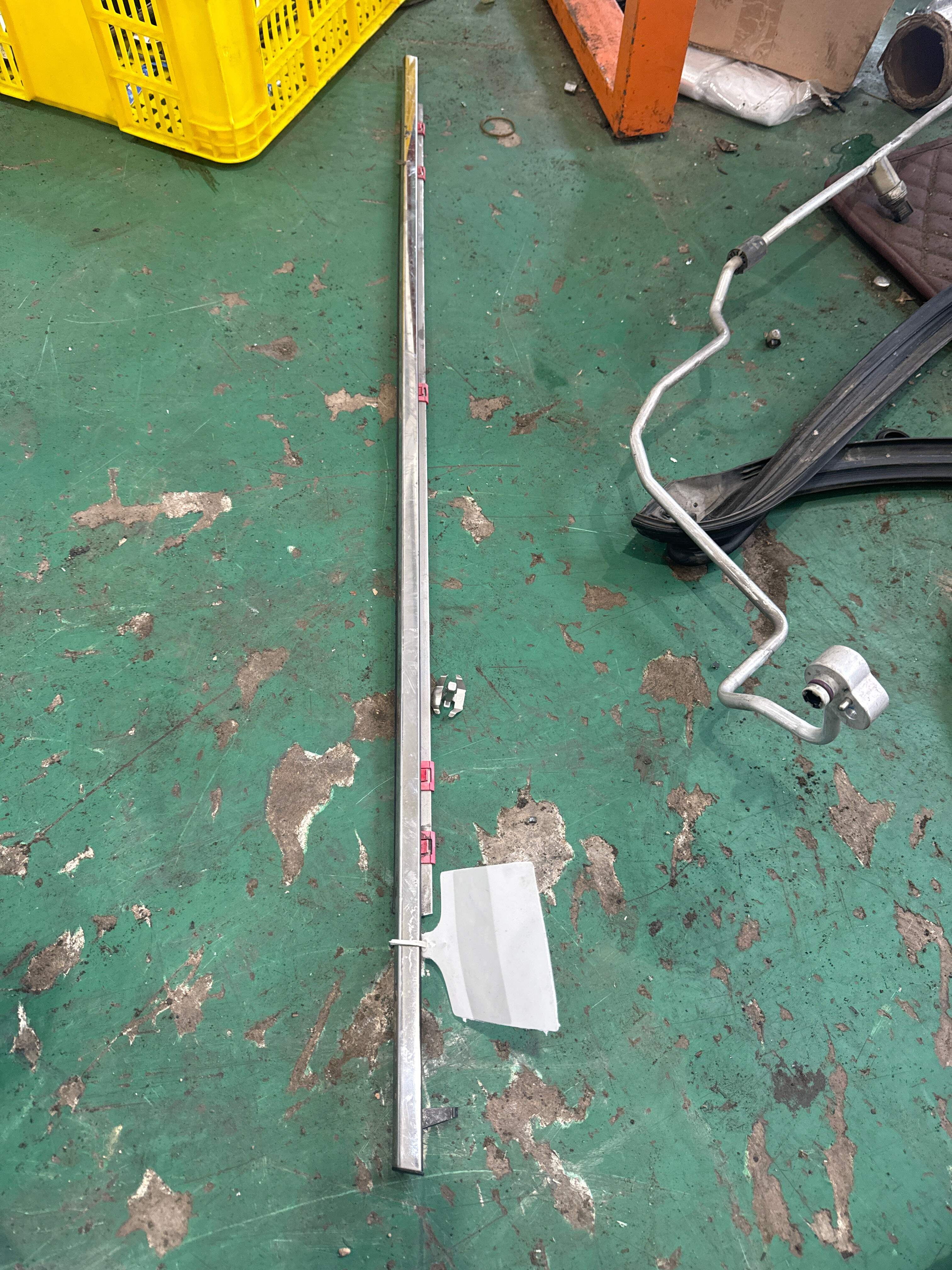7572048060 Front Door Window Molding (Left Outer)