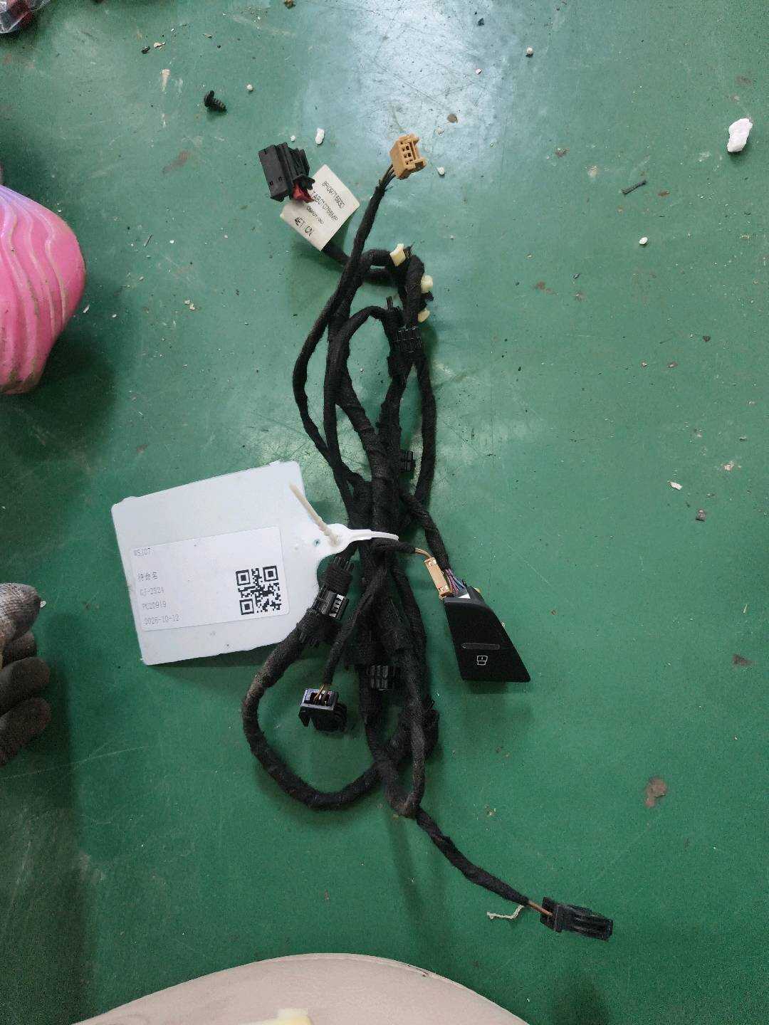 L8R0971693D 后门内饰板线束（右）