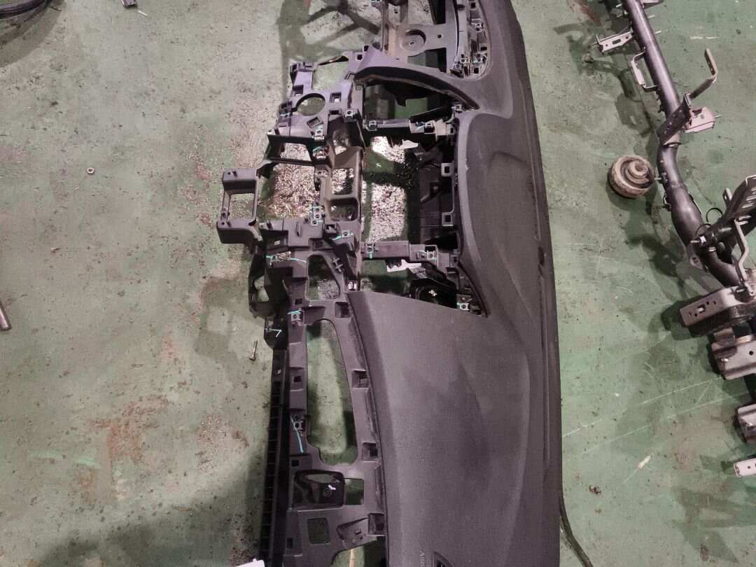 847104V000RY 仪表台壳