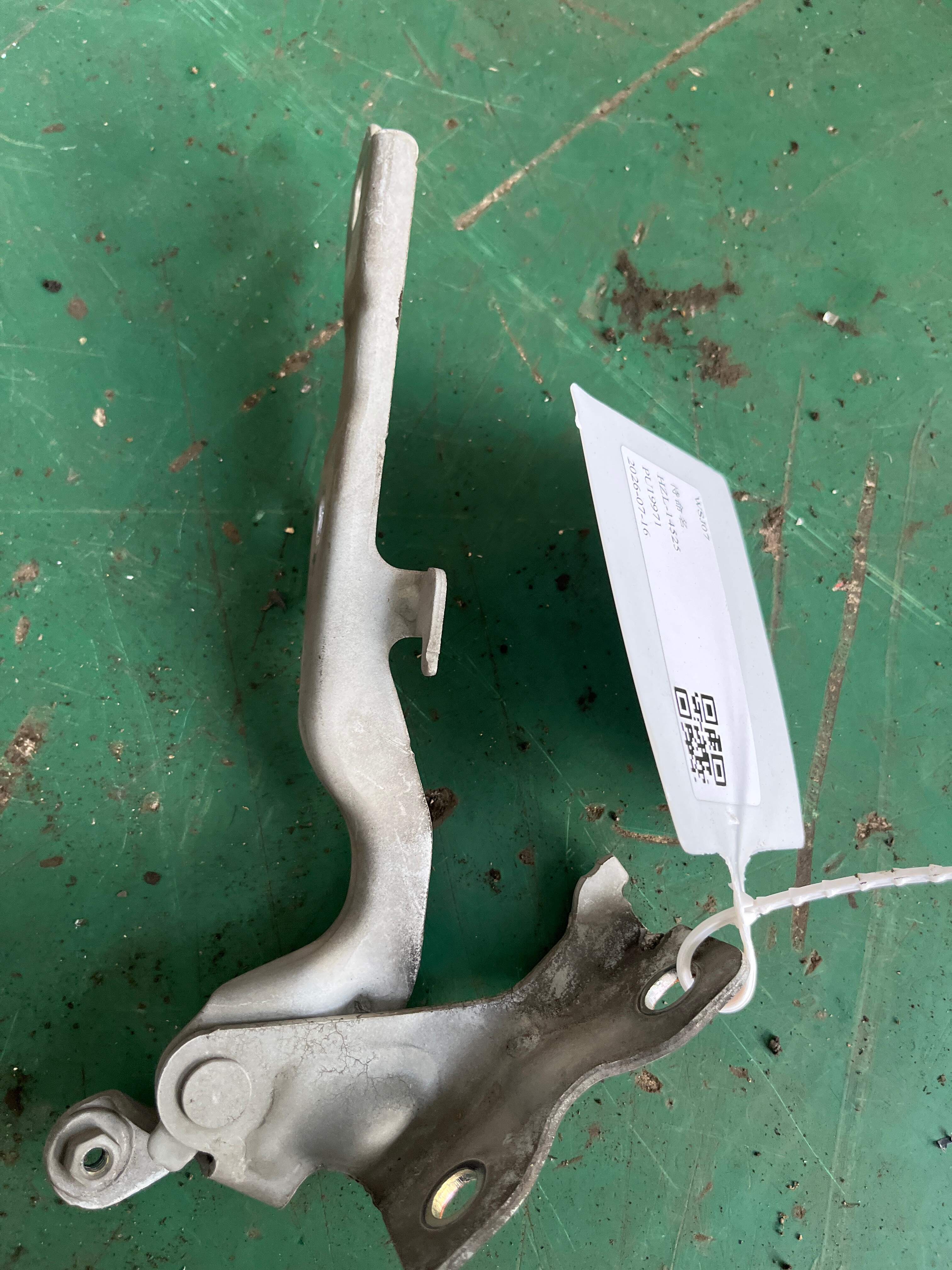 95406039 Front Hood Hinge, Right