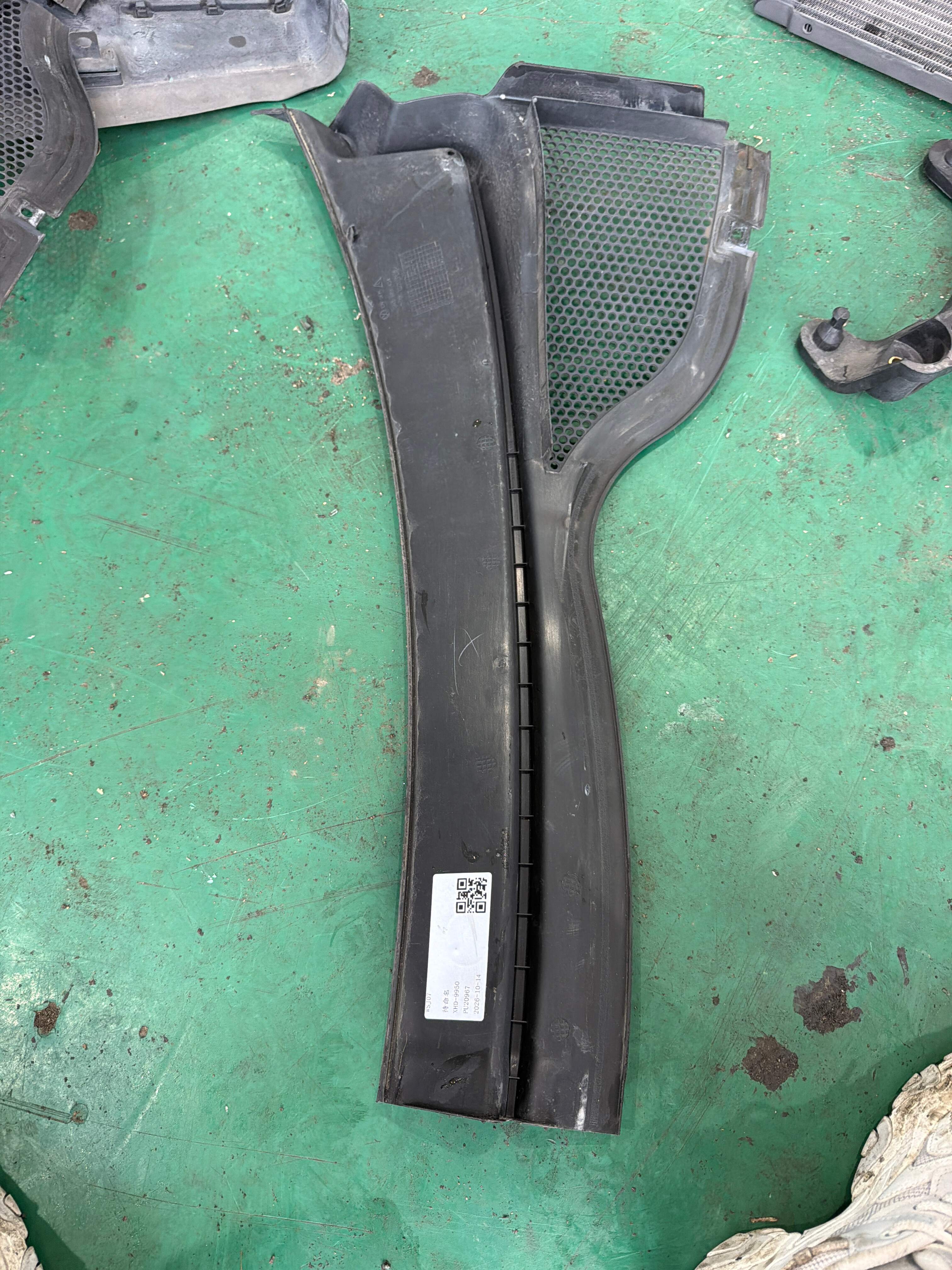 5N1819404 Front Windshield Cowl Grille, Right