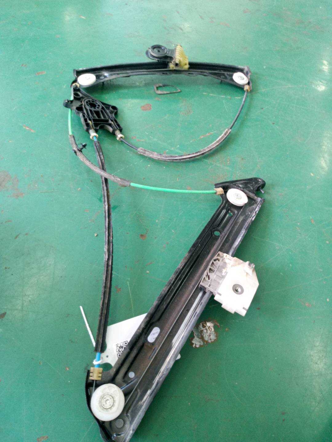 51337352748 前门玻璃升降支架(右)