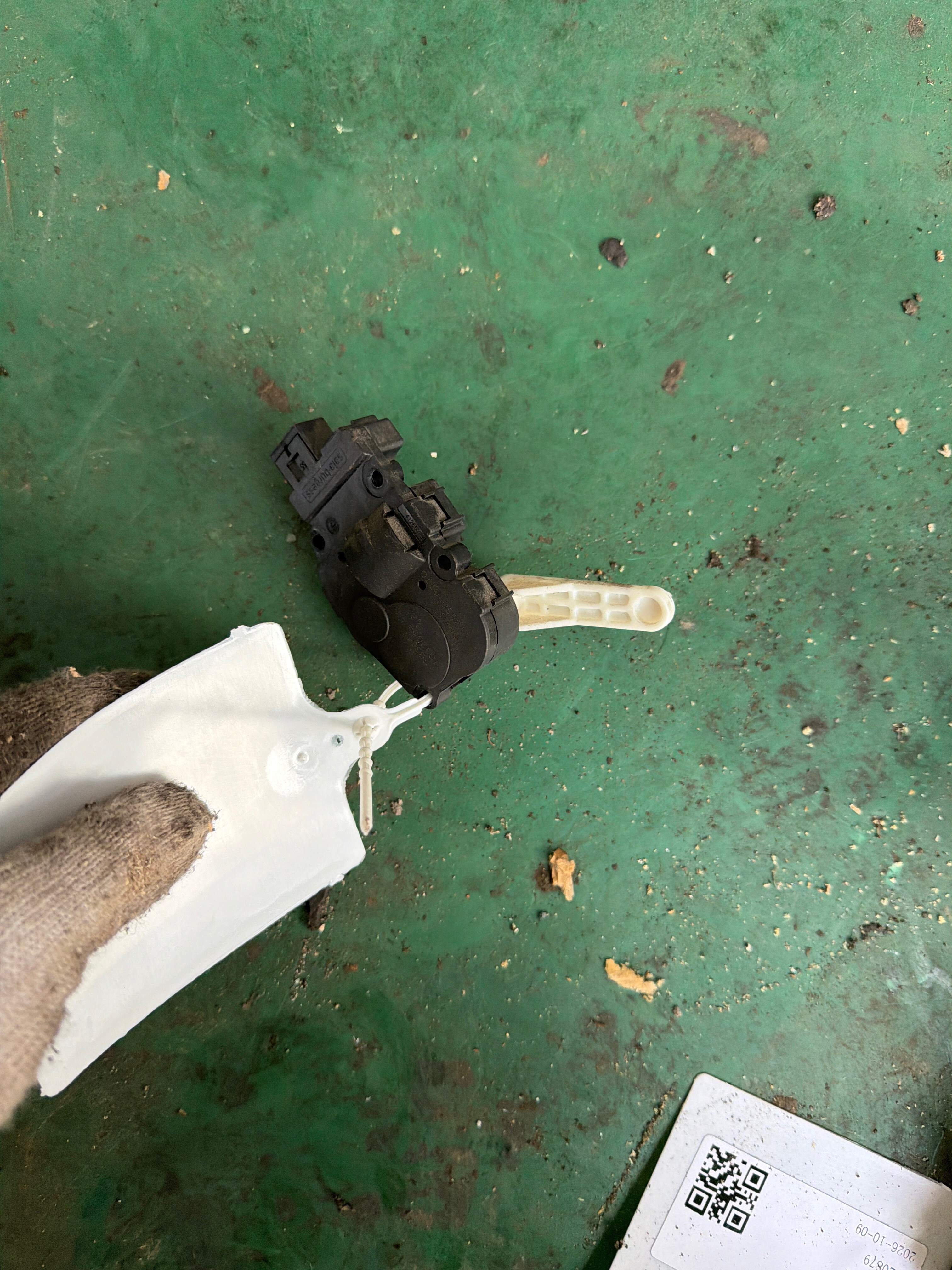 C2Z6536 Air Mix Servo Motor, Left