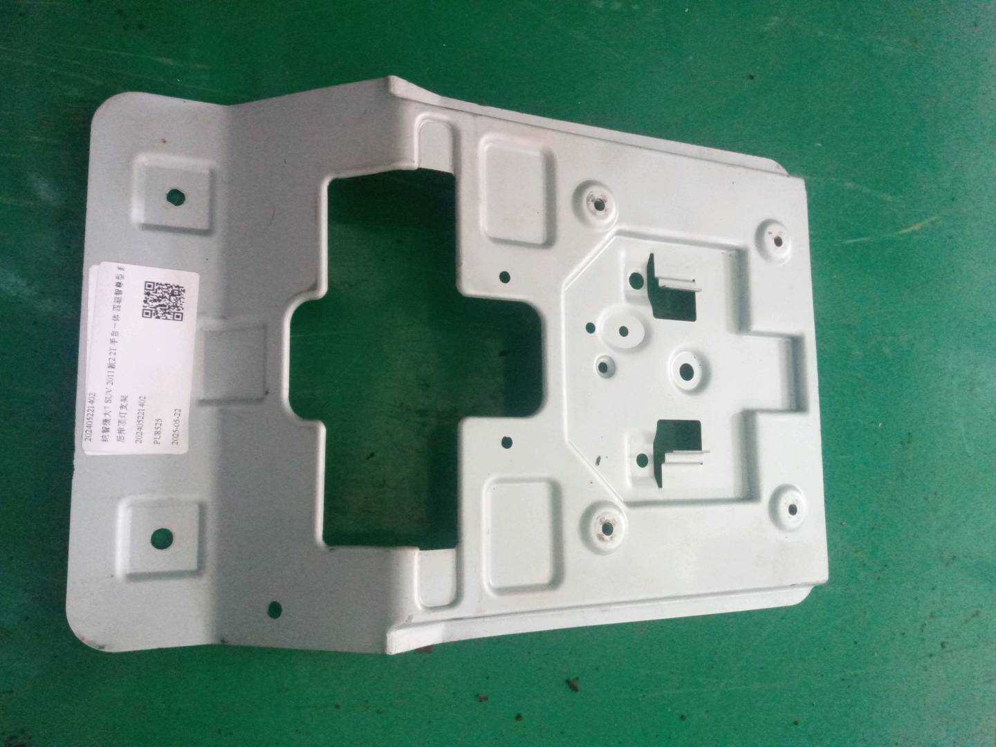 202405221402 后排顶灯支架