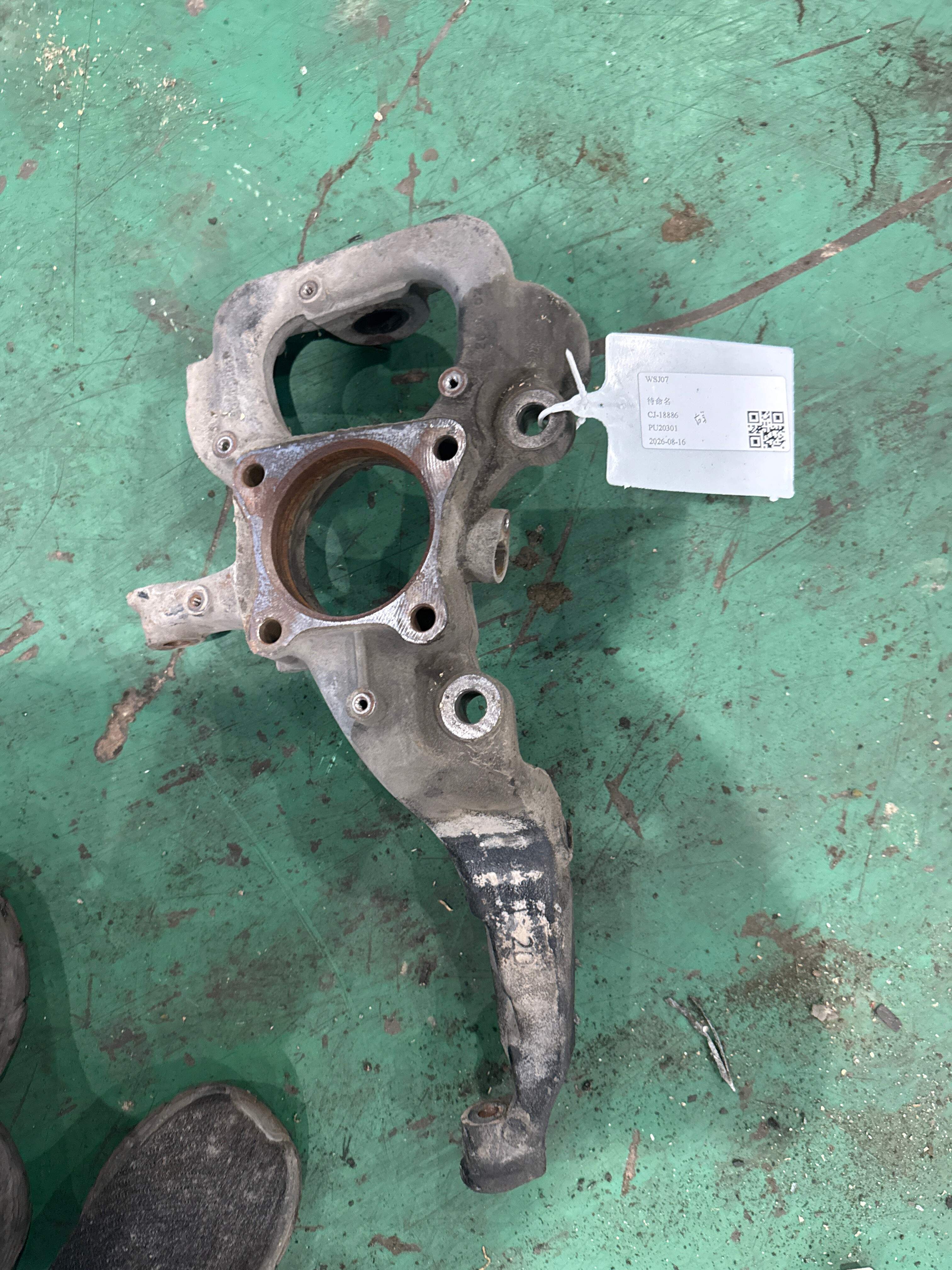 RUB500120 Front Steering Knuckle, Right