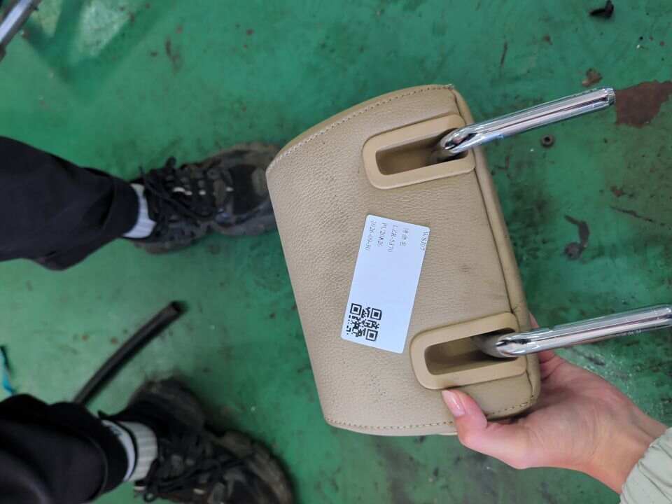 52207246485 后座椅头枕(中)