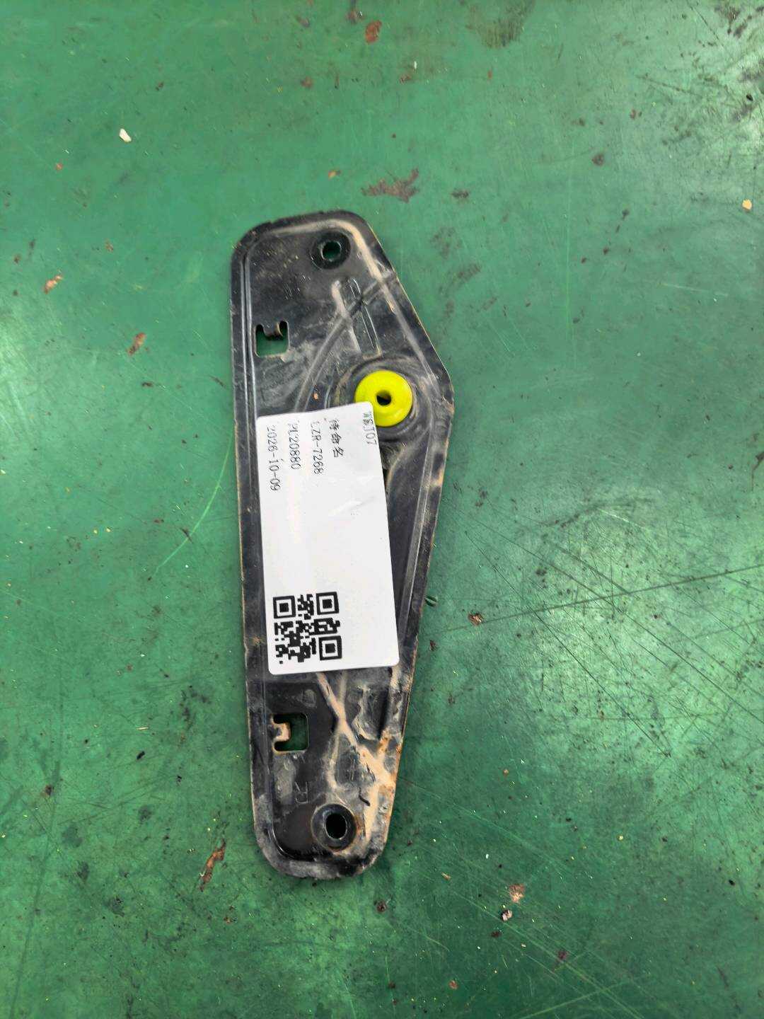 6762460020 后车门装饰板支架
