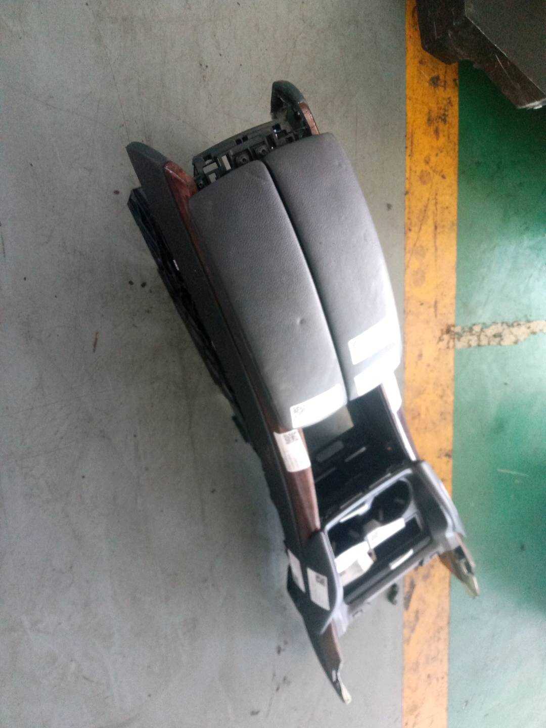 51169115082 中央控制台杂物箱