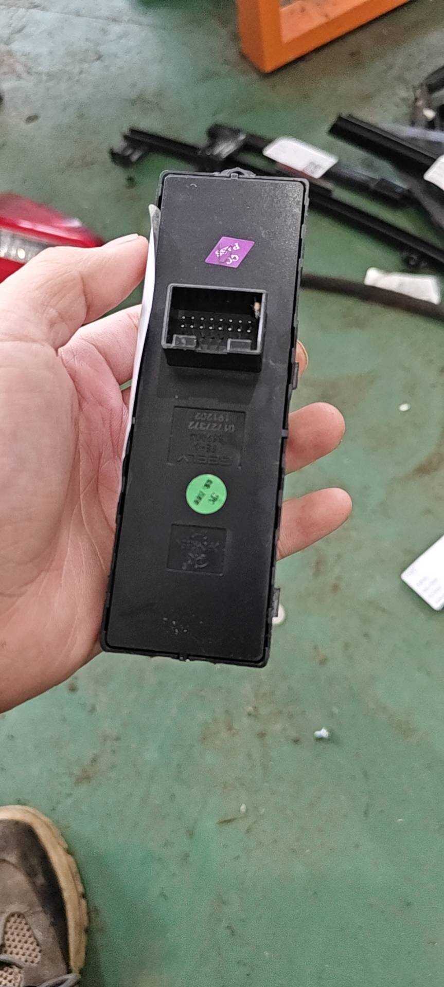 1017027372 驾驶员侧车门电动玻璃升降开关