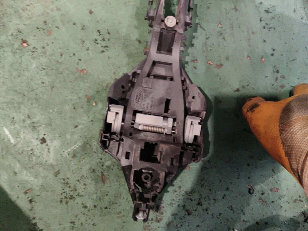 C2Z16238 前门外拉手固定框(右)