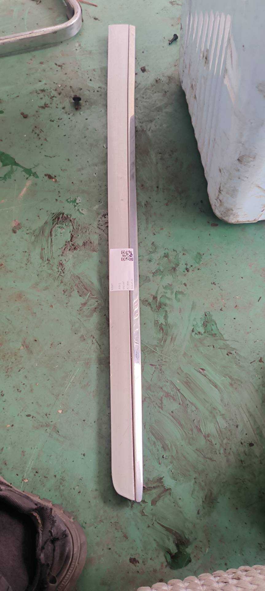 A16469052629775 Front Door Trim Strip, Right