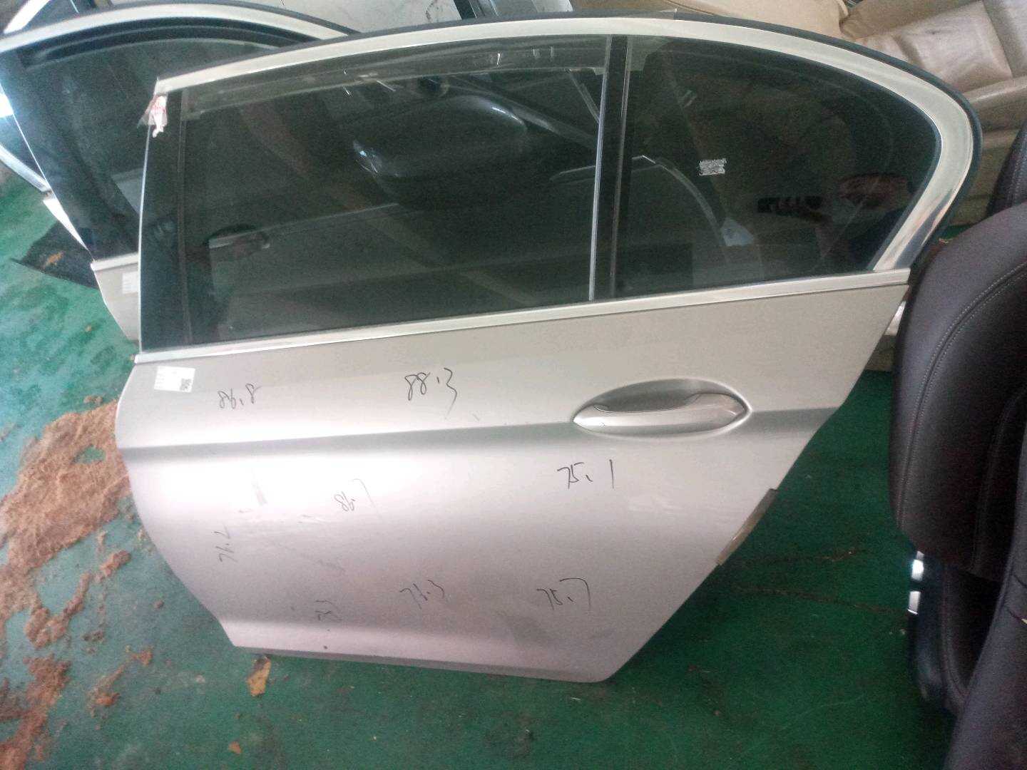 41007437091 后门壳(左)