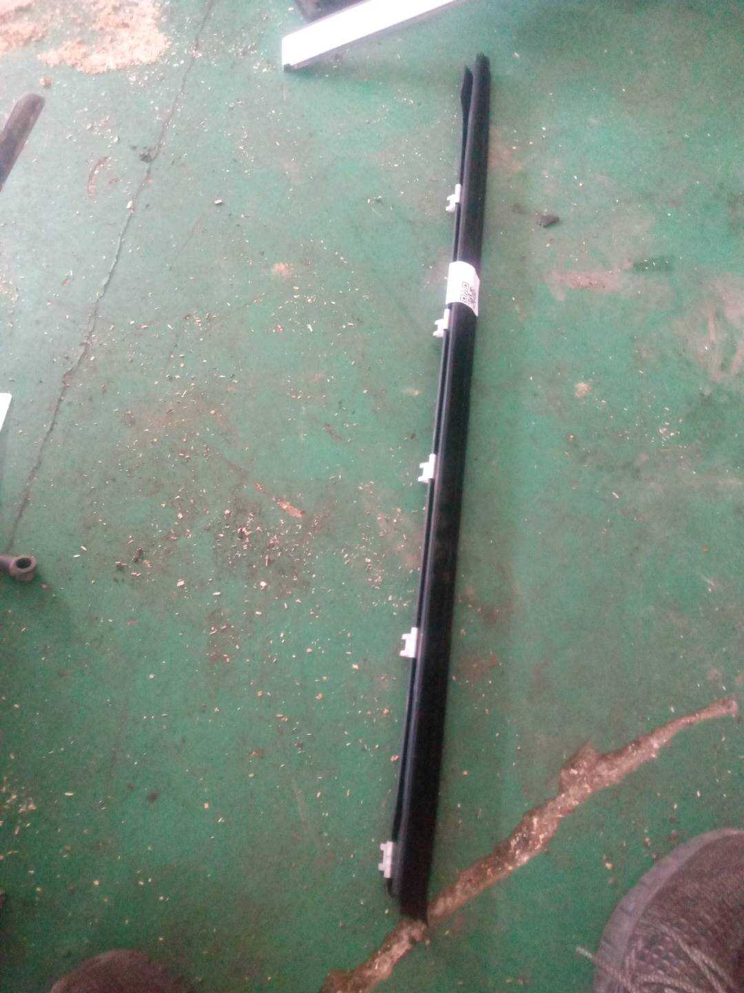 CGE000911 Front Door Window Molding (Left Inner)