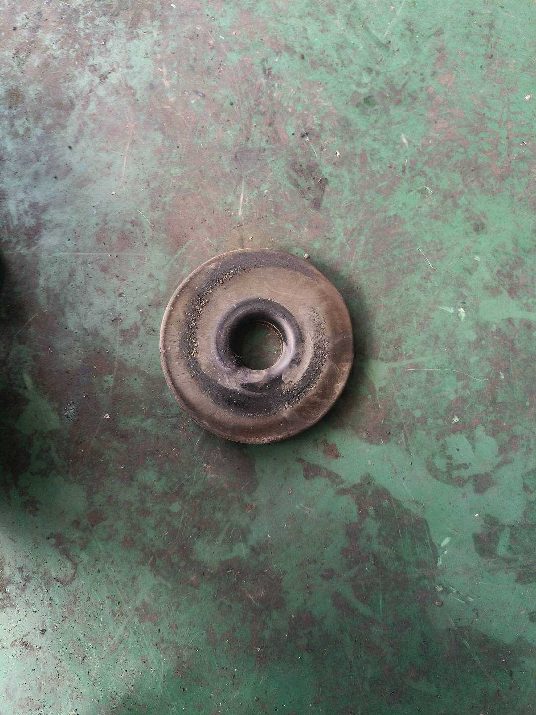 33531136385 后减震器弹簧软垫（上）