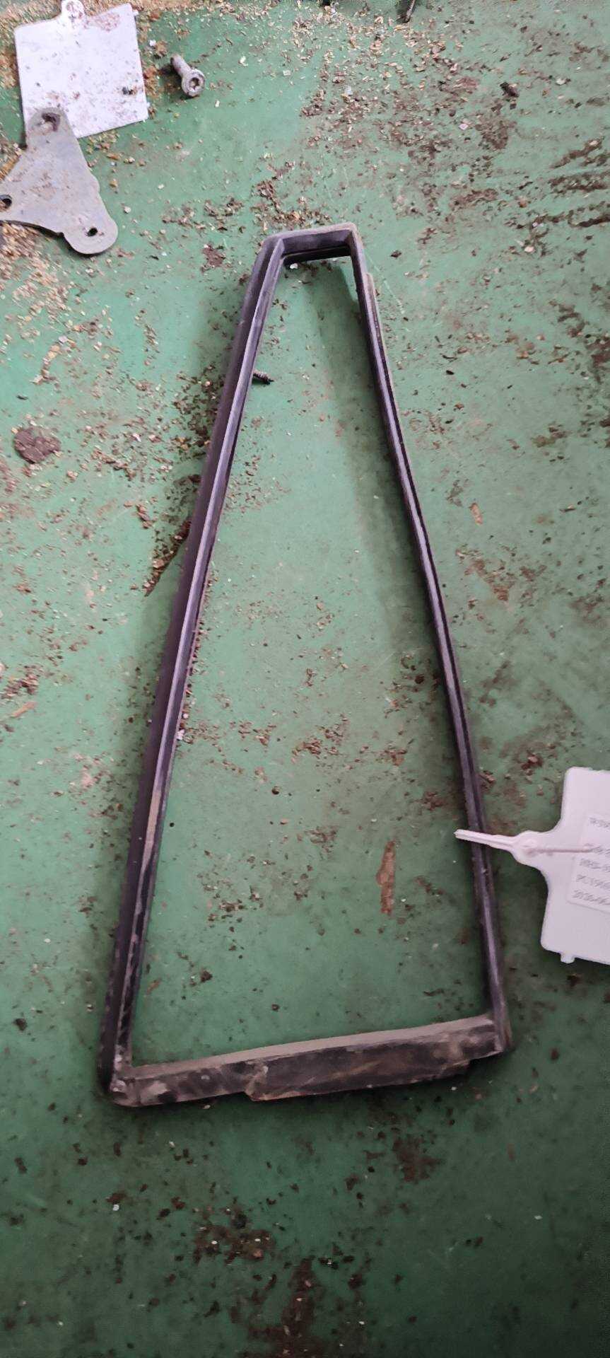 331845217A 后门三角窗胶条(左)