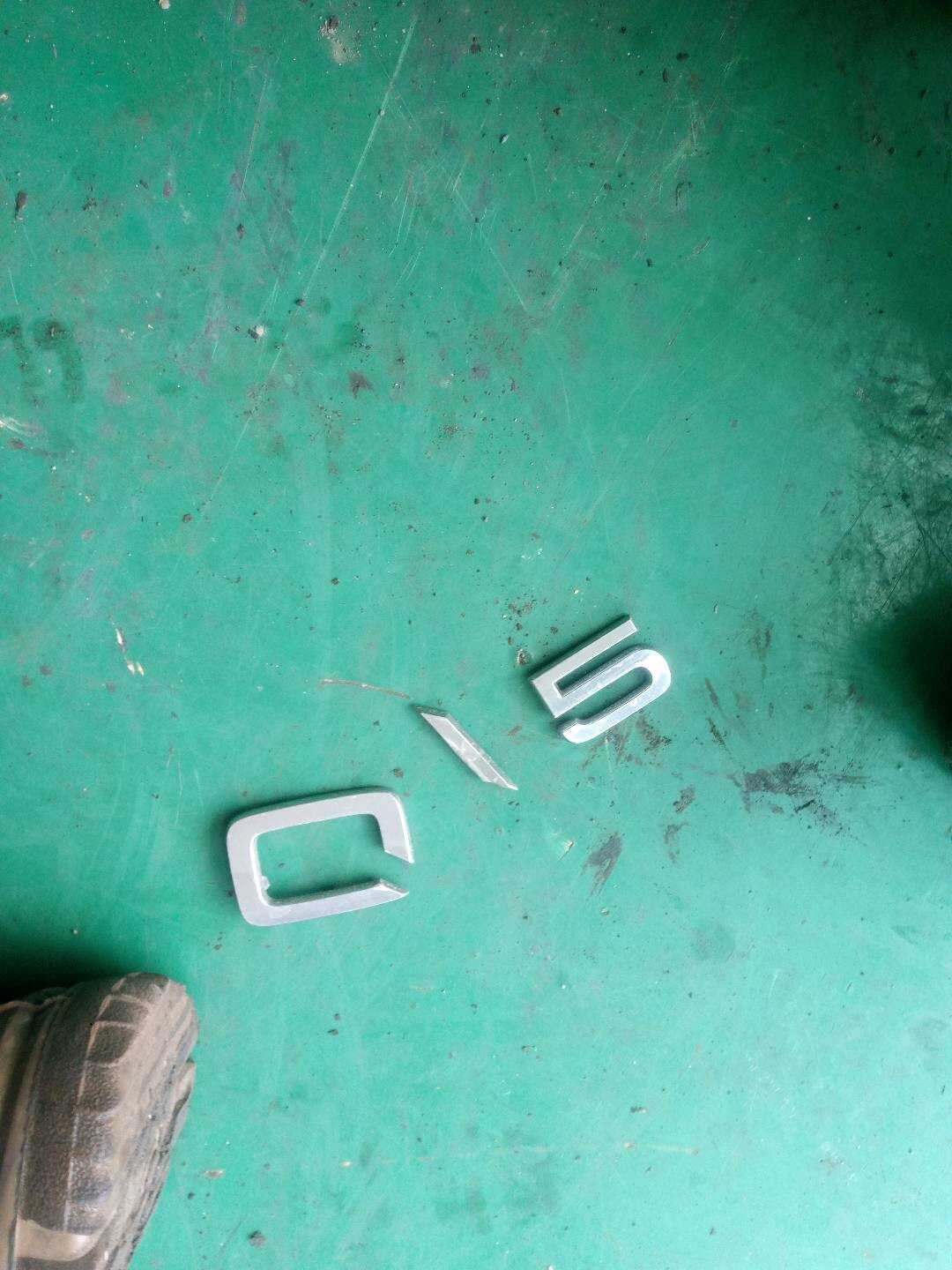 8R0853741 尾盖字标(车名)