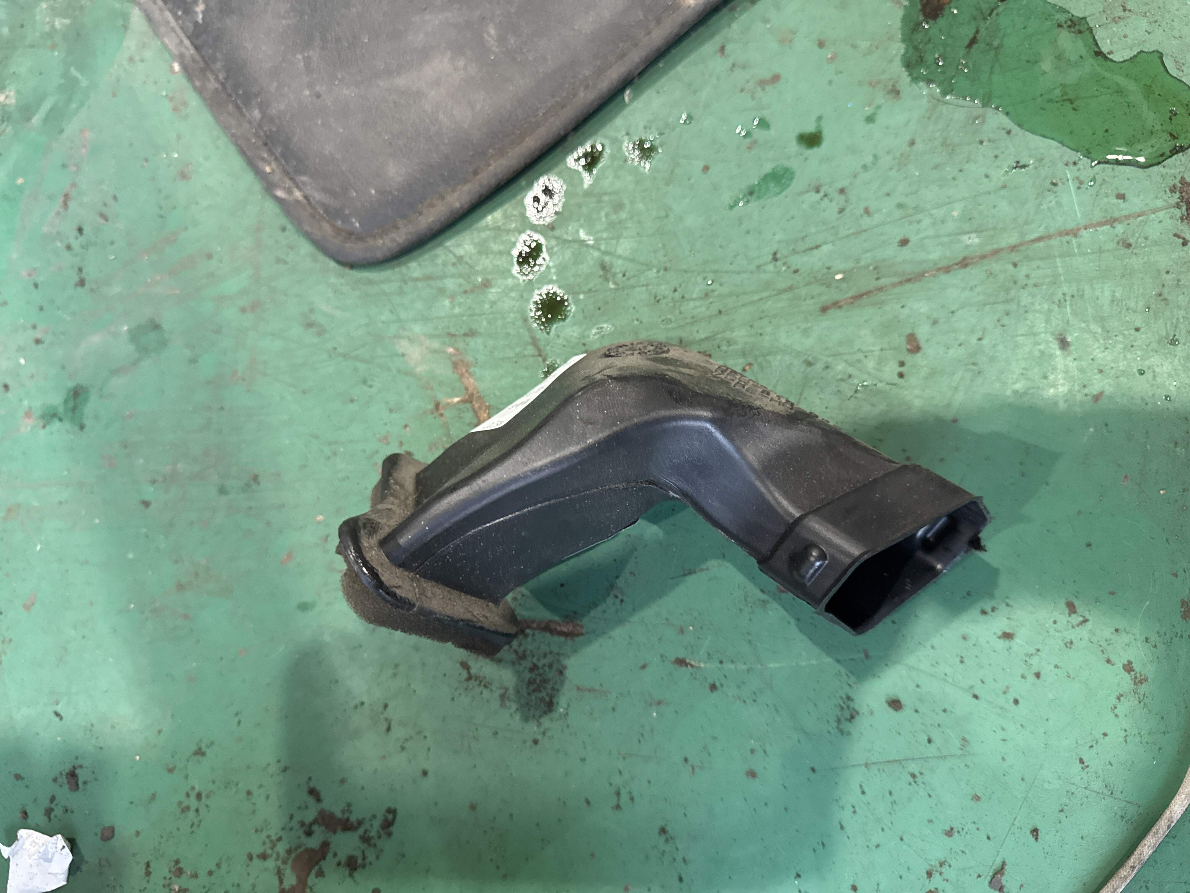 7L0819634 Air Duct