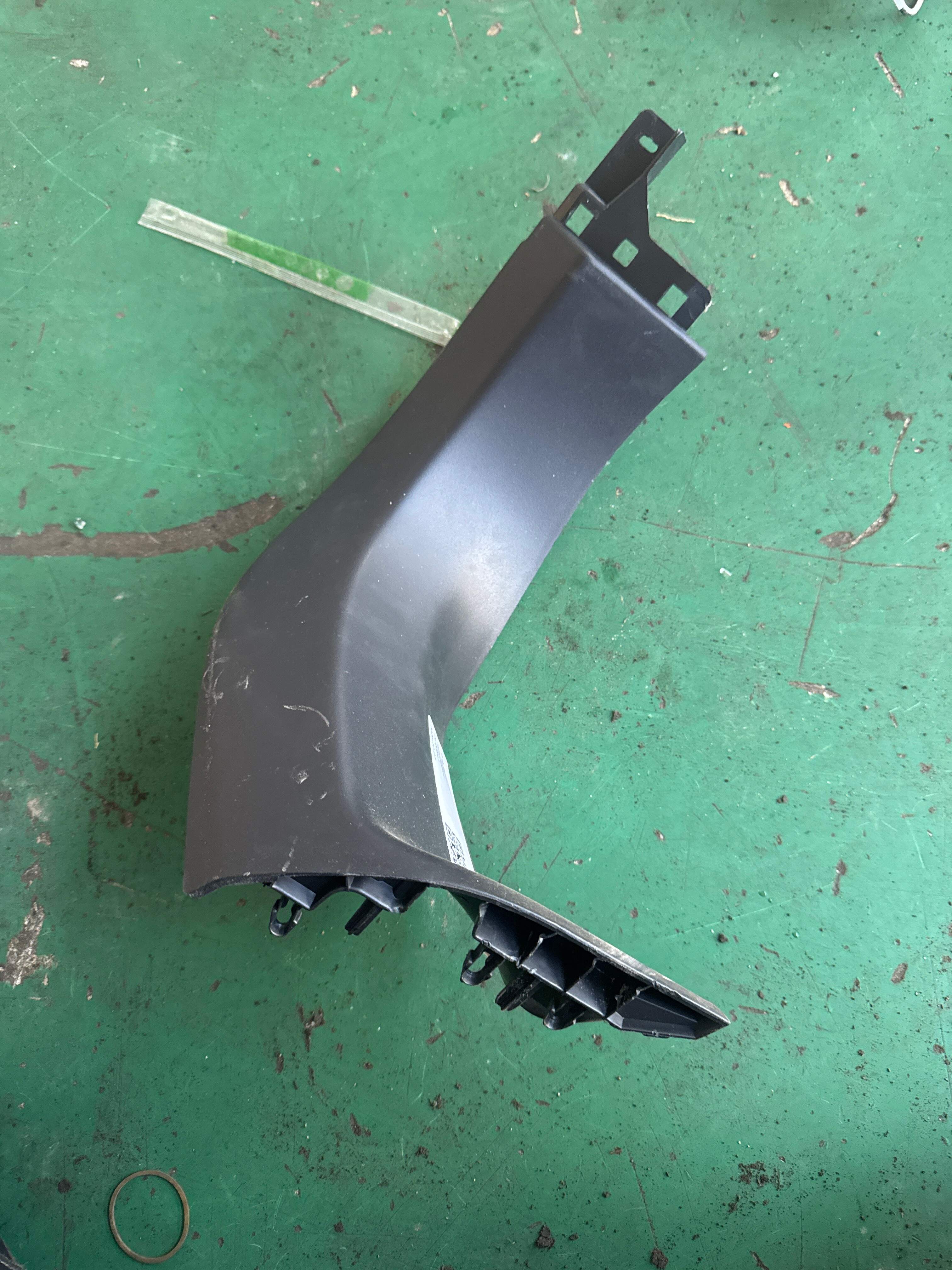 YL005552ZD 尾盖内饰板(右上)