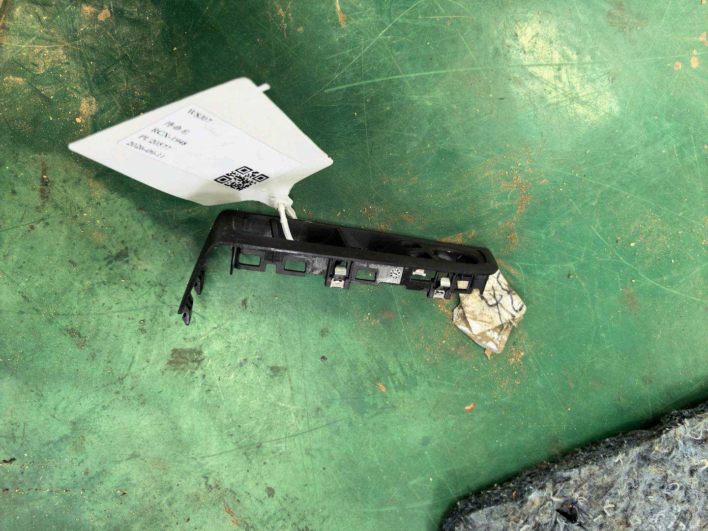 51419875895 前门玻璃升降开关装饰板(左)