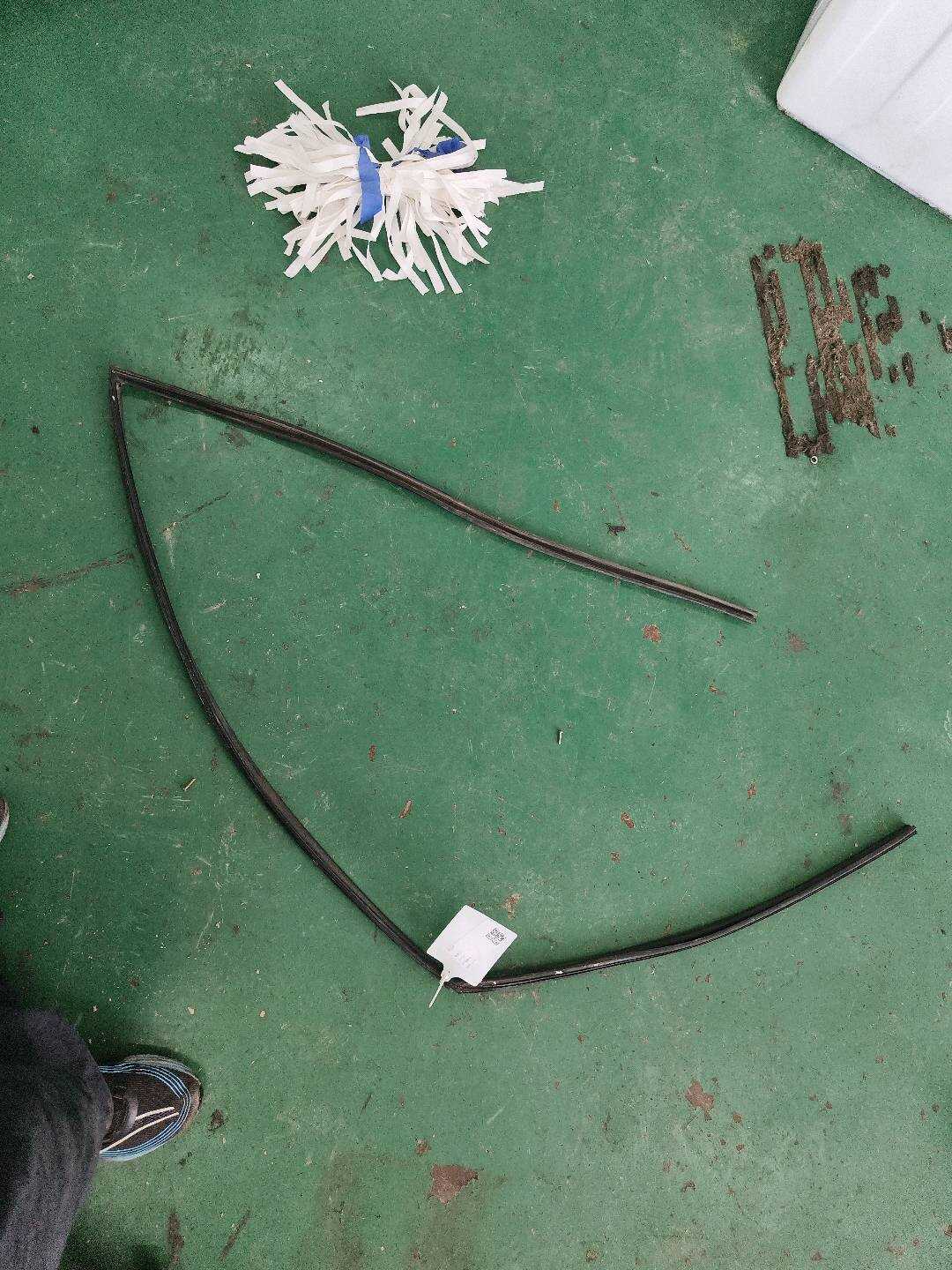 6815160040 前门玻璃绒槽(左)