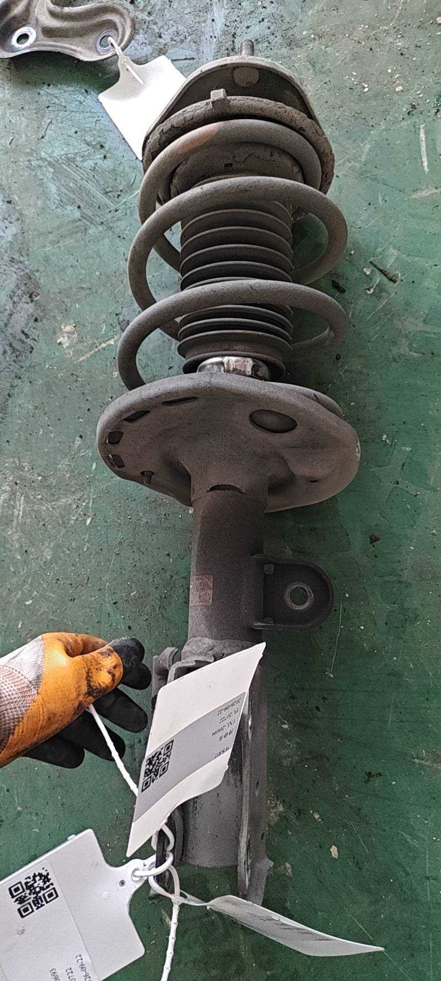 4851079105 前减震器芯(右)
