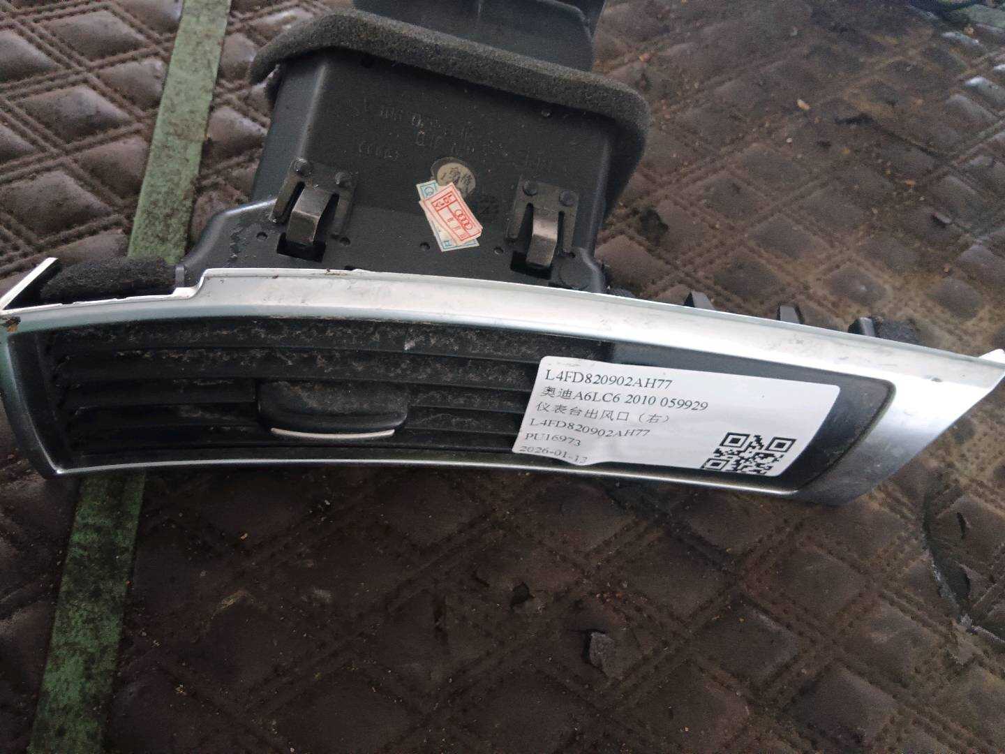 L4FD820902AH77 Dashboard Vent, Right