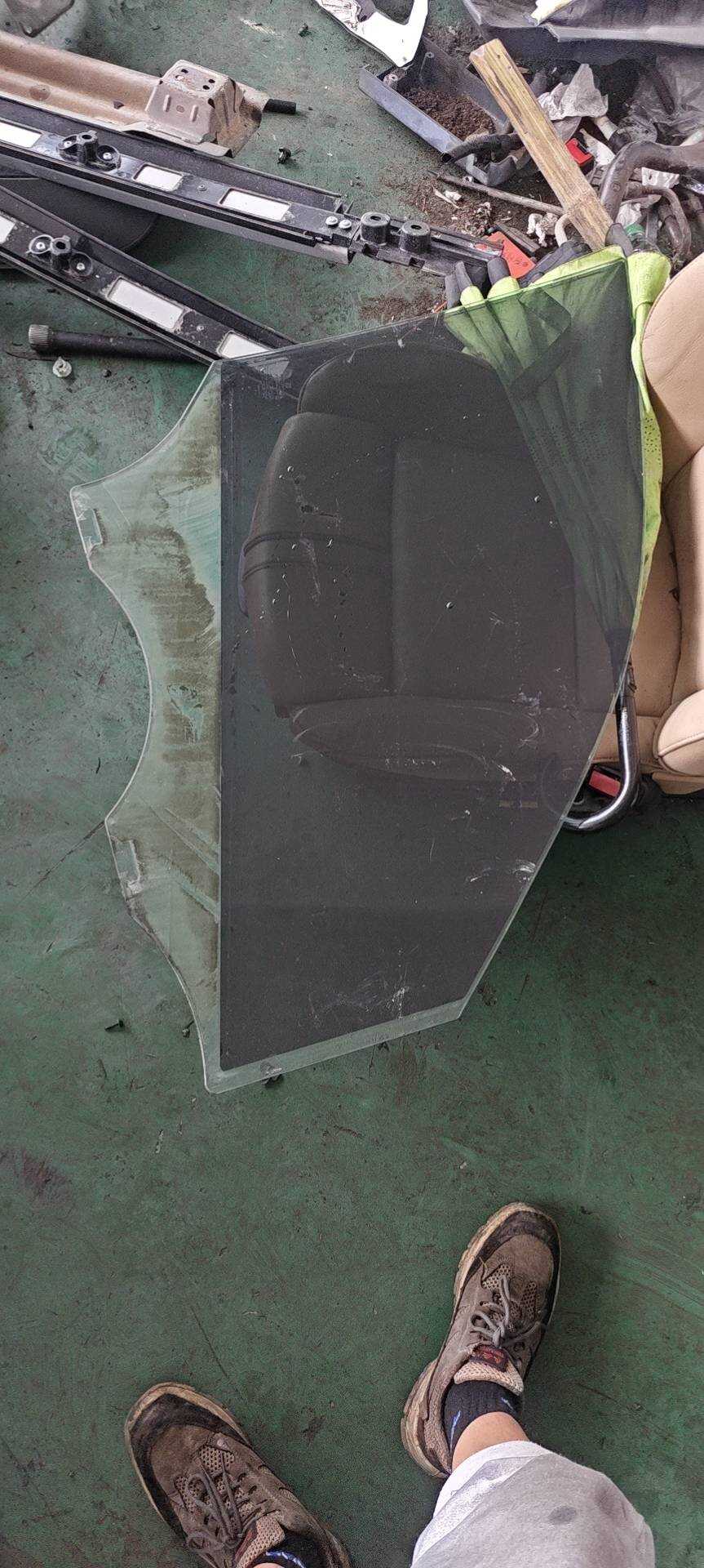 A1667251310 前门玻璃(左)