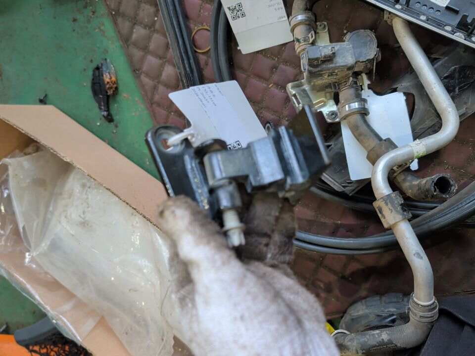 41007203983 Front Door Hinge (Upper Left)