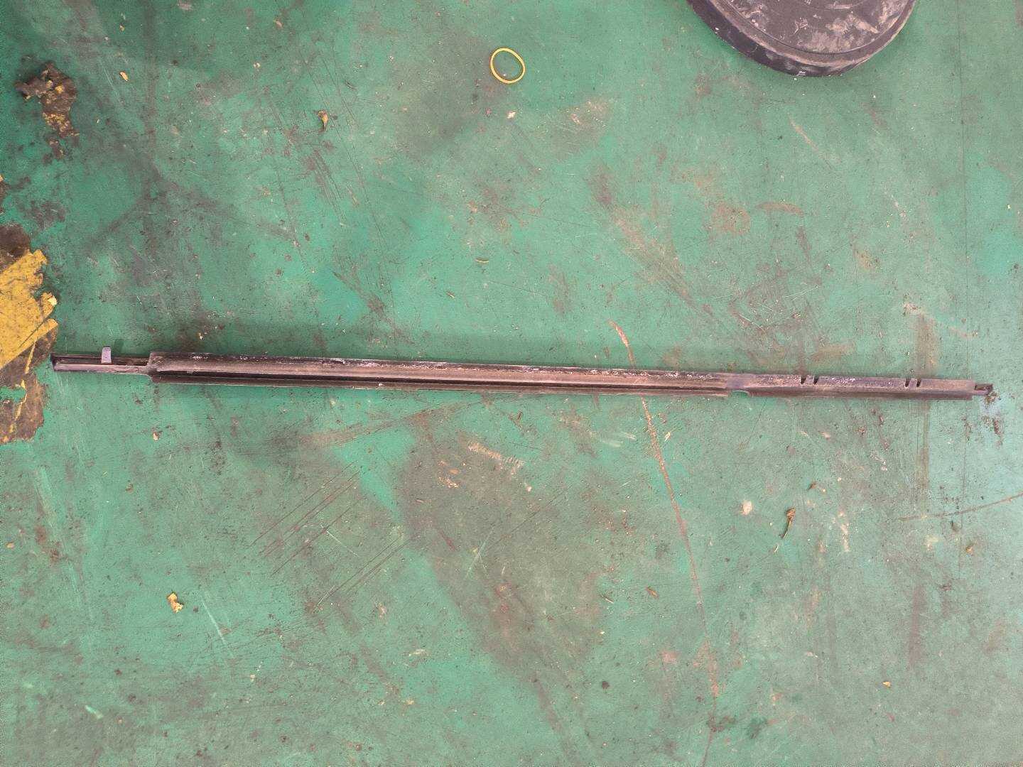 7572006100 Front Door Window Molding (Left Outer)