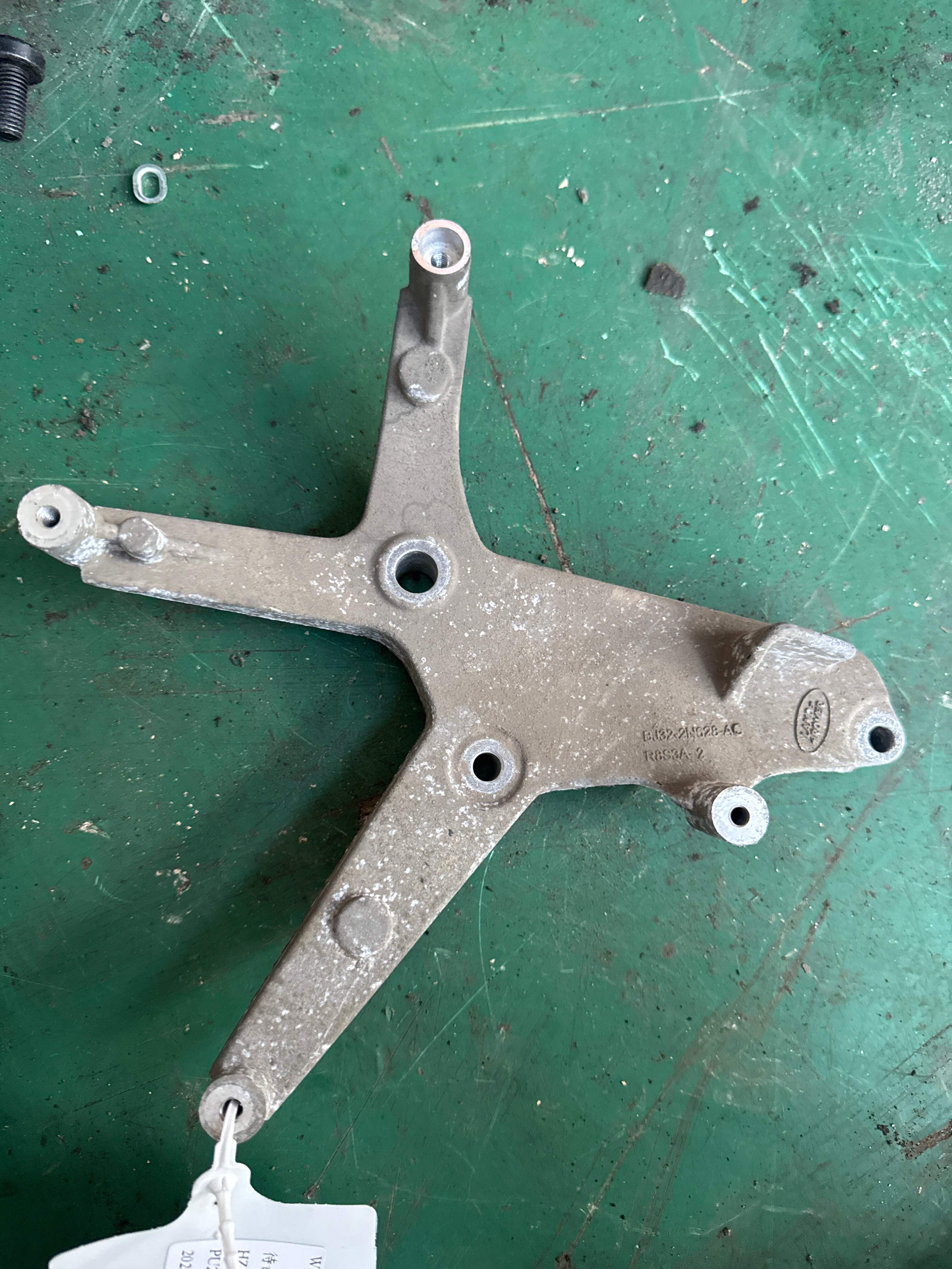 LR045108 Bracket