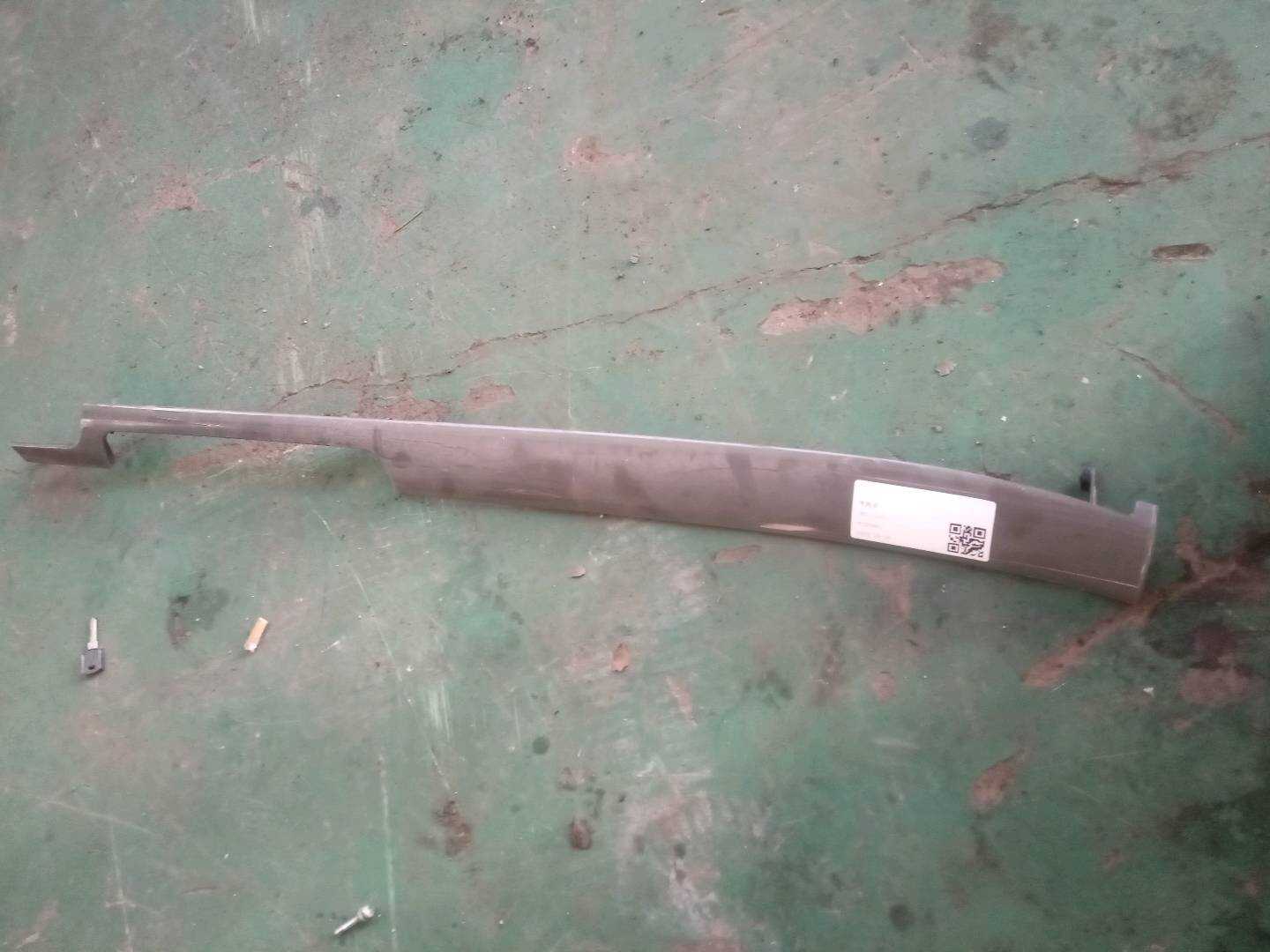 8E1853190R Dashboard Trim Panel, Right