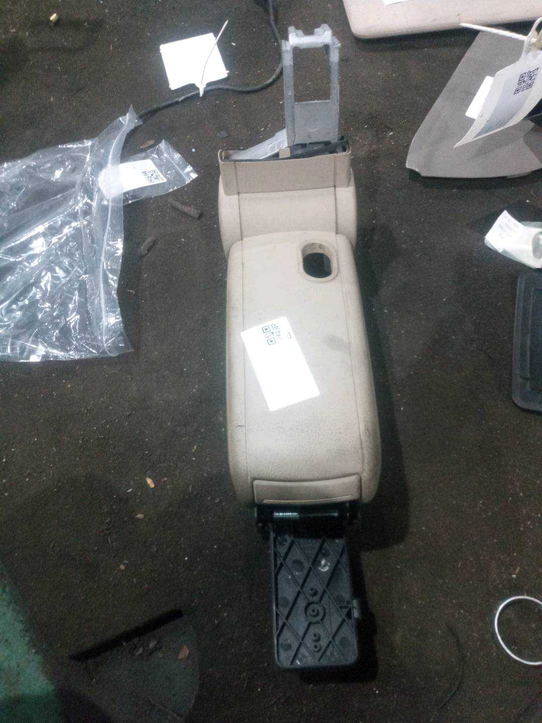 4B0864207T4QC 中央控制台杂物箱