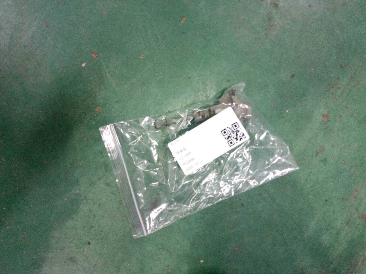 6905202400 前门锁芯（左）