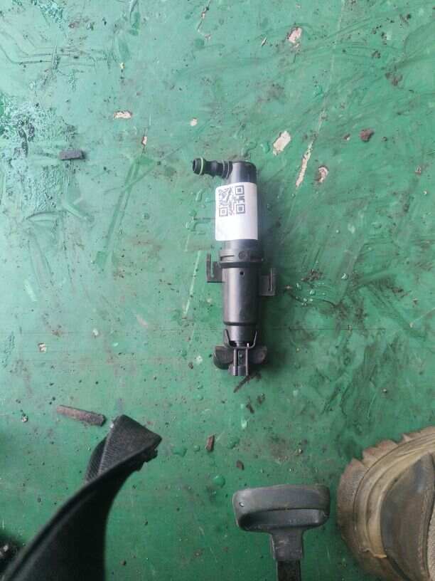 8R0955101 Front Headlight Washer Nozzle, Left