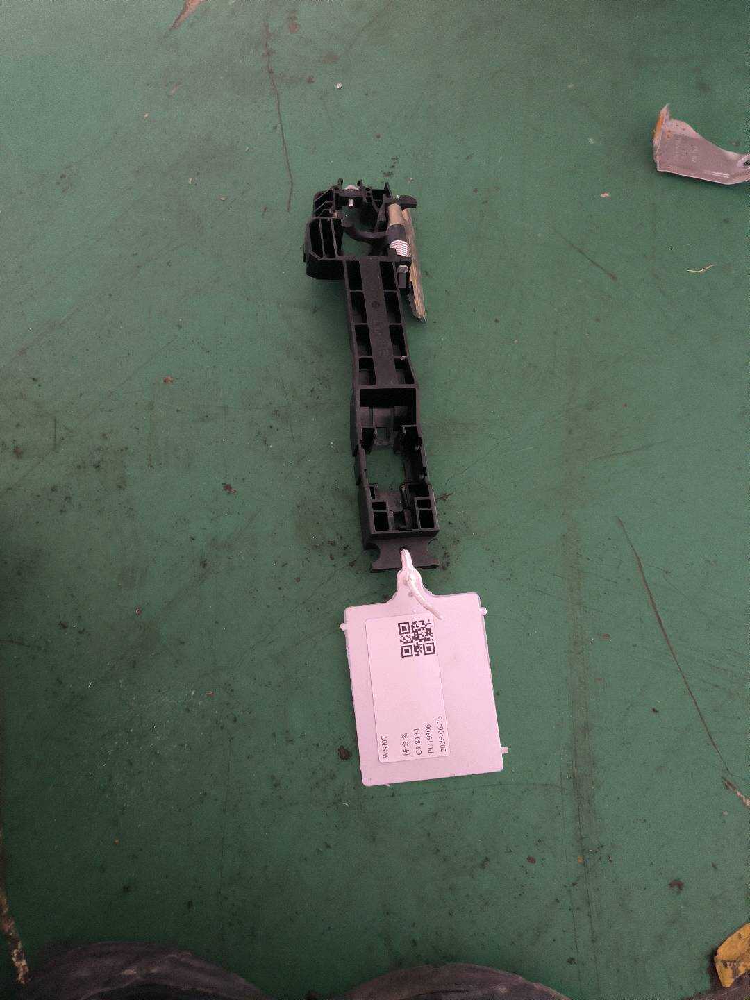 806114GA0A 前门外拉手固定框（左）