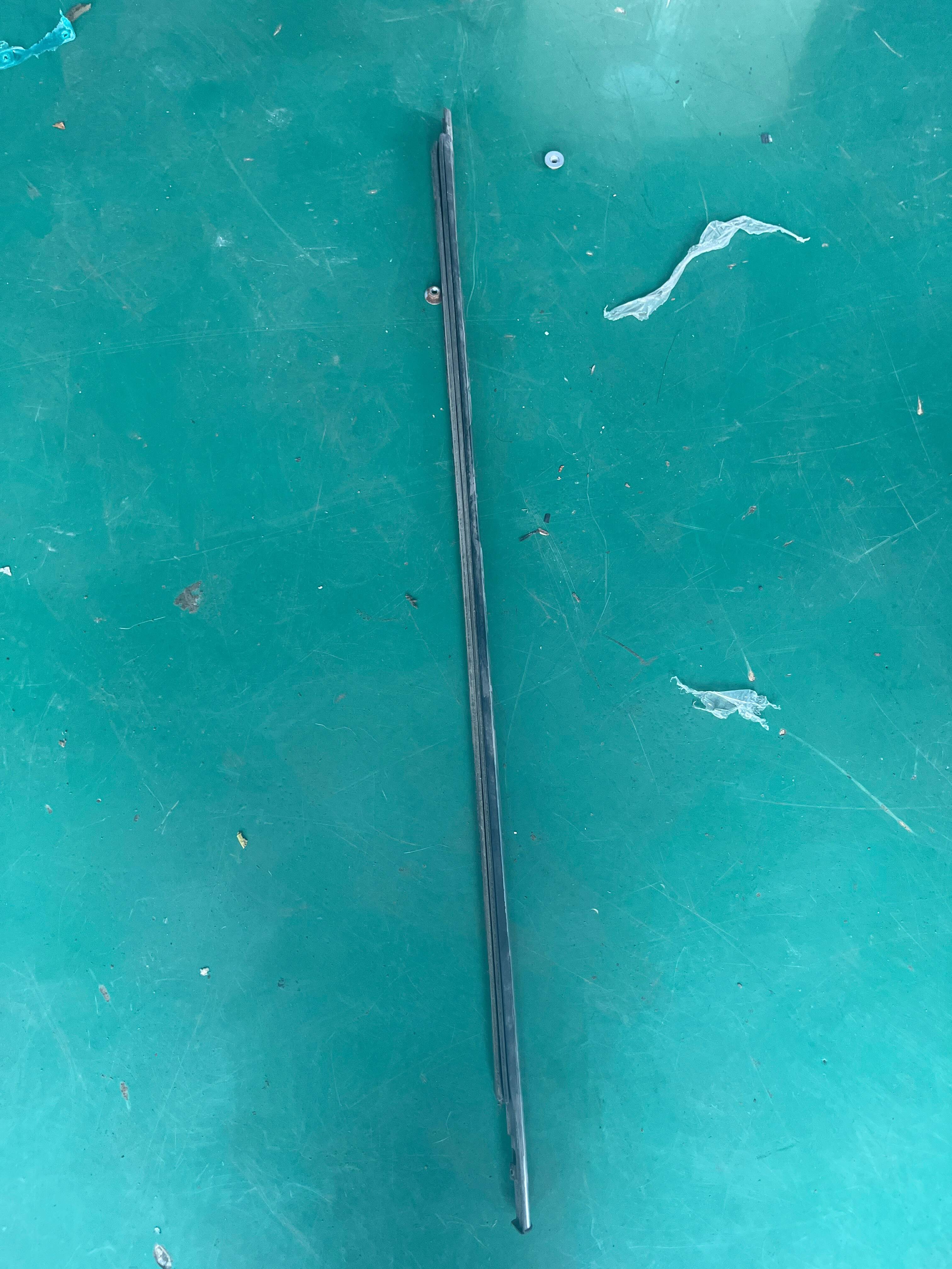 5079001200 右前车门玻璃外密封条(带亮面)