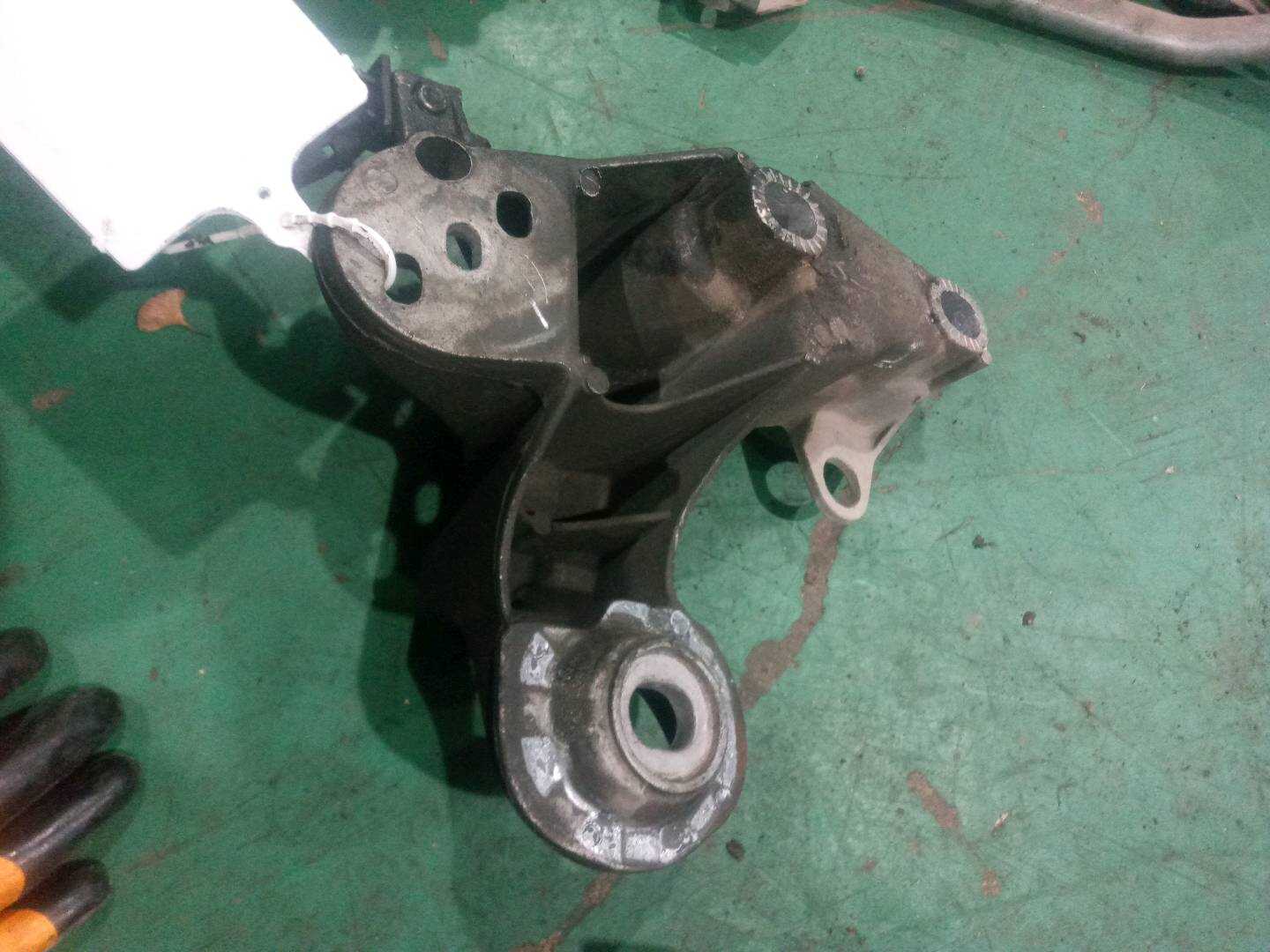 4B0199352B Engine Mount Bracket, Right