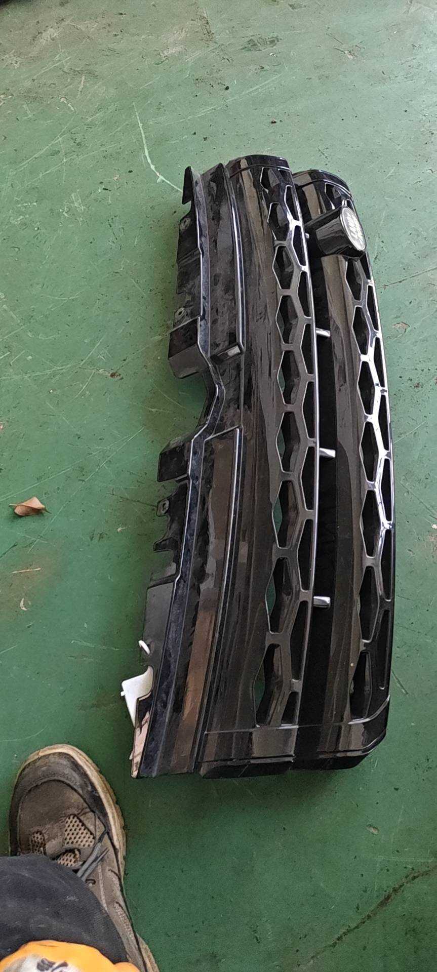 LR044694 Front Grille