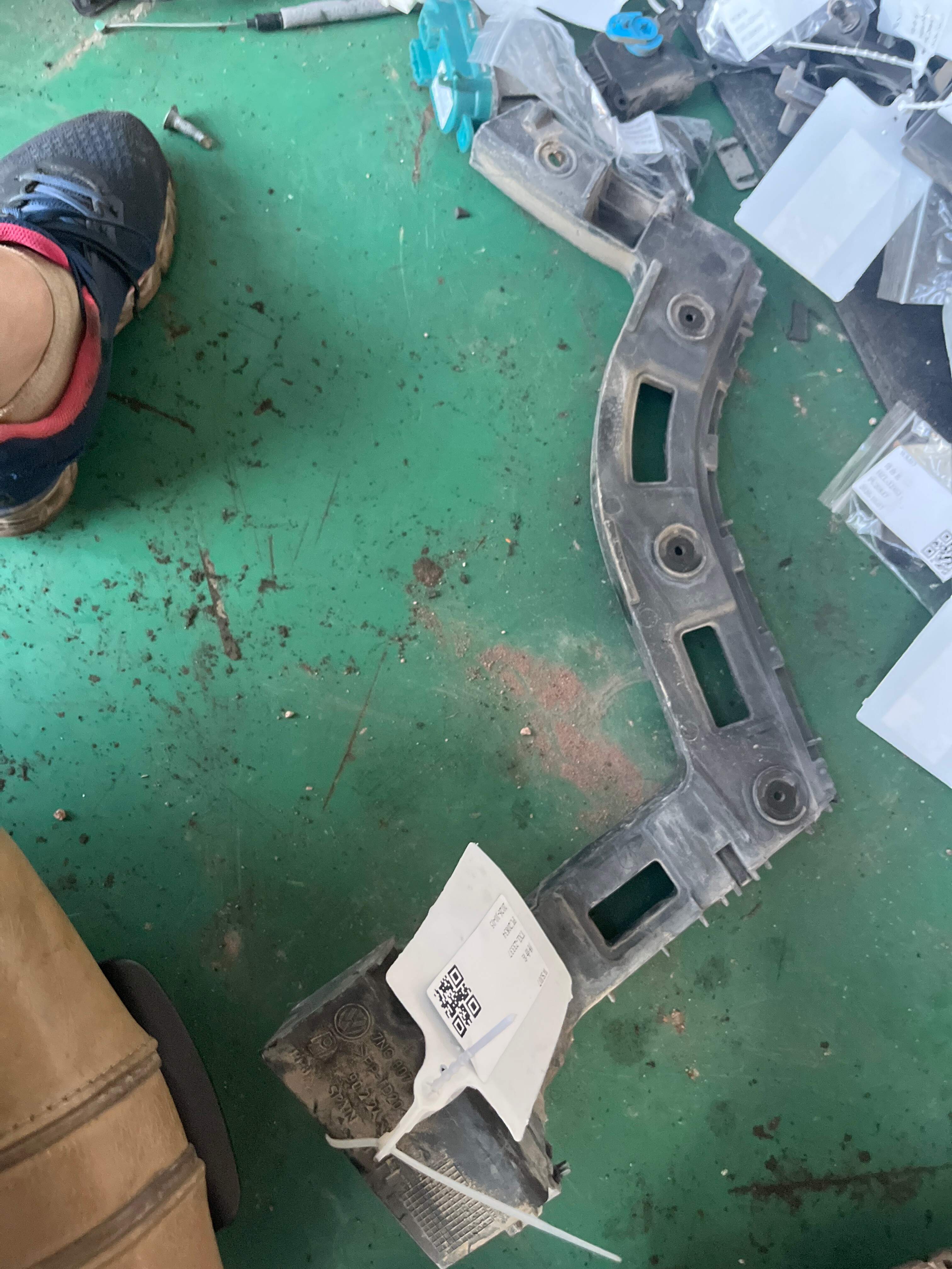 7N0807376 Rear Bumper Bracket, Right