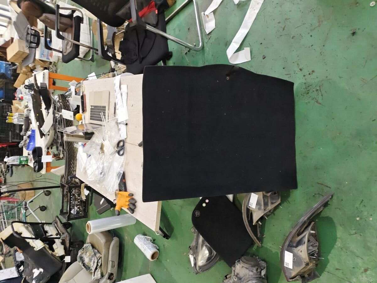 1K9868845E4ES 杂物箱，行李箱盖板下方（黑色）