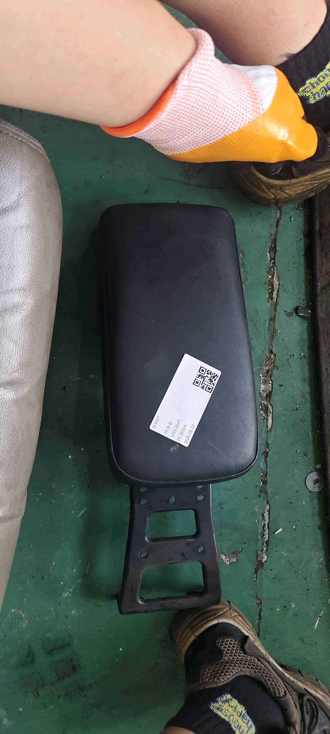 5890576010C1 Center Console Storage Box Lid