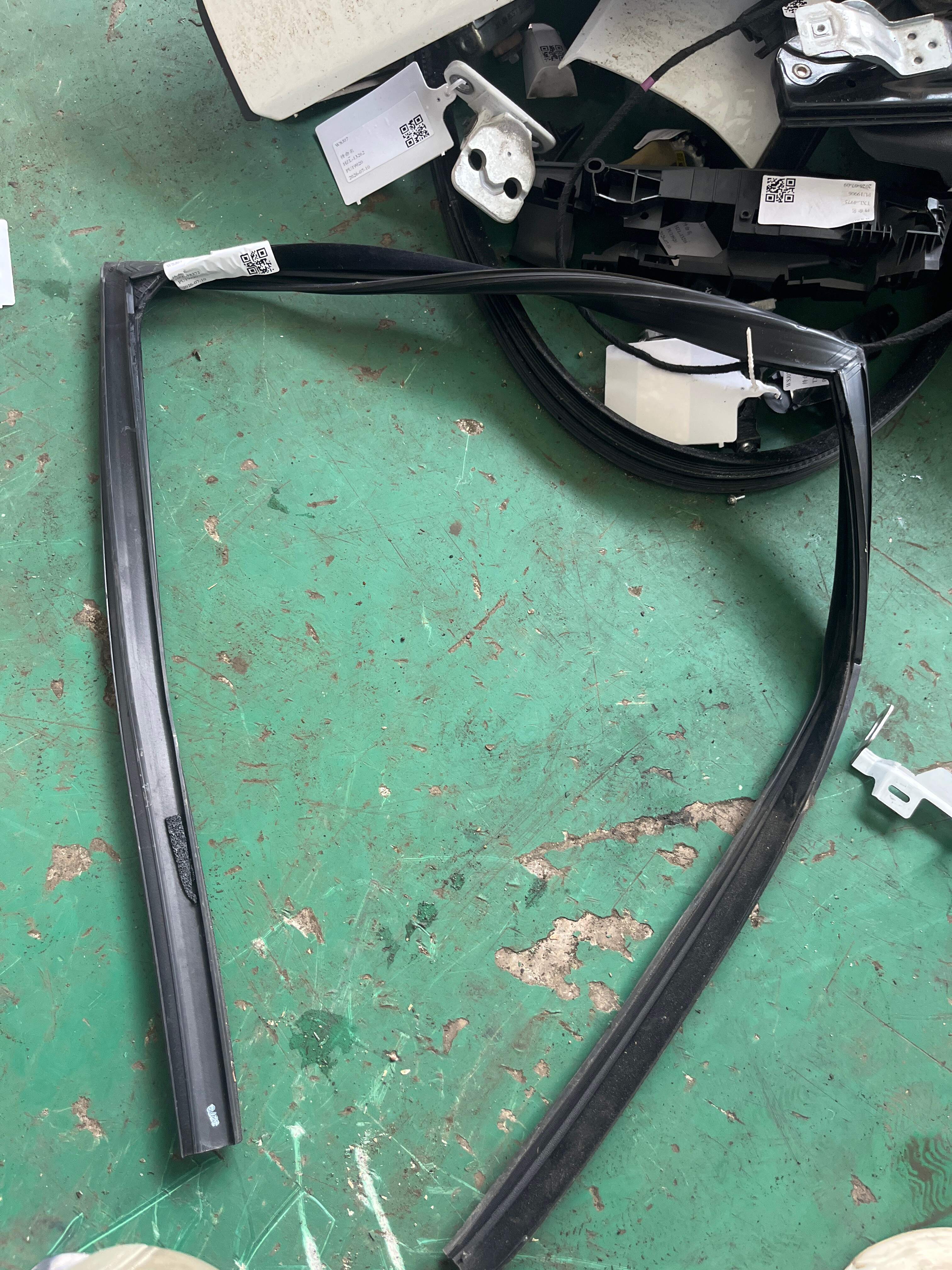 LR040926 Rear Door Window Felt Channel, Right