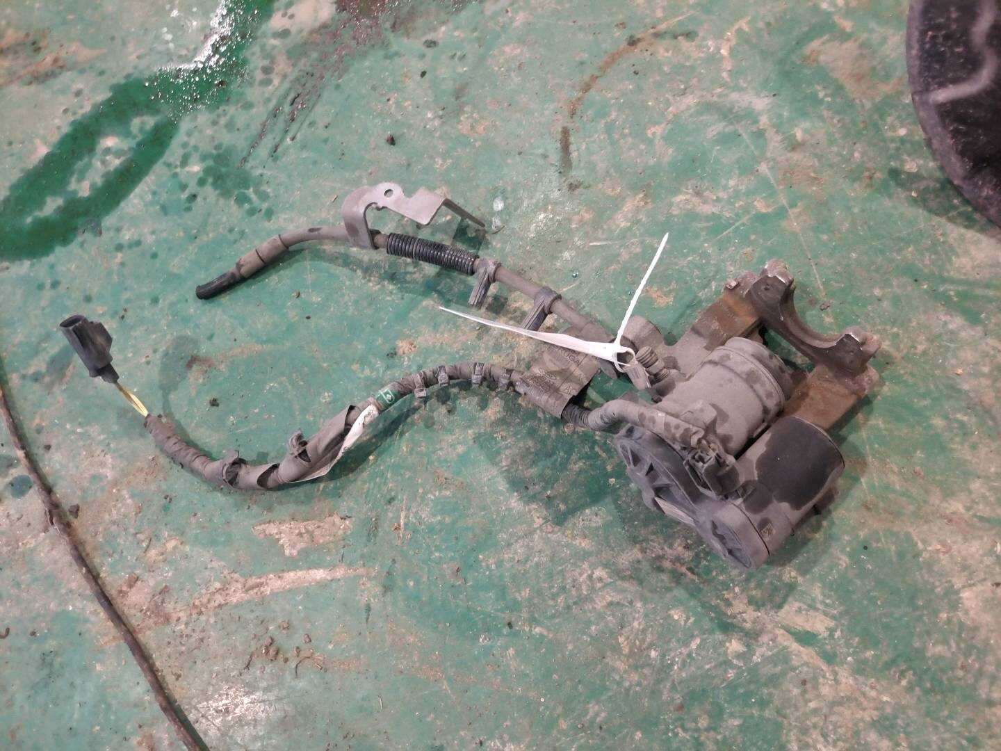DG9C2D253AB 后制动分泵(左)