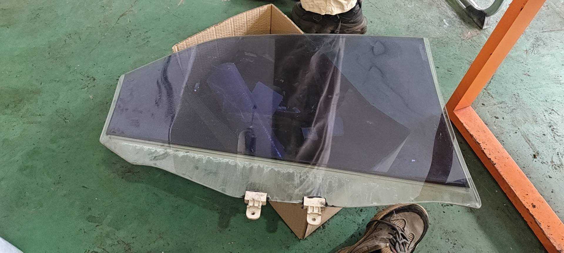 834111X000 后门玻璃(左)