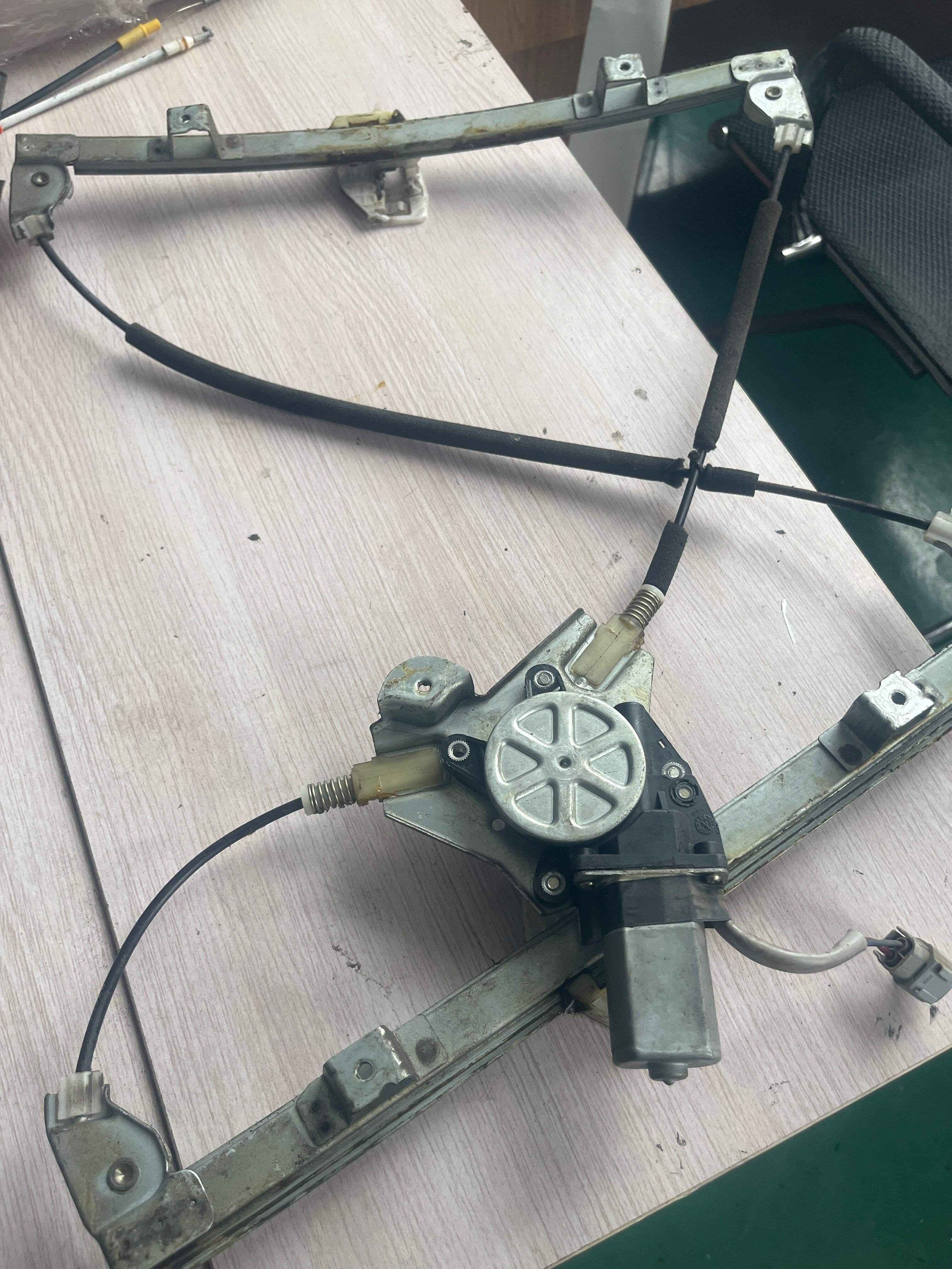 J526104111CA 左前车窗玻璃升降器