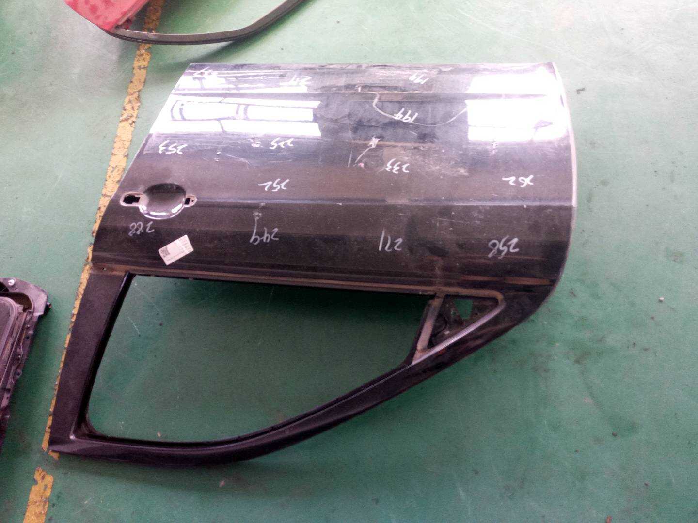 18D831051 前门壳(左)