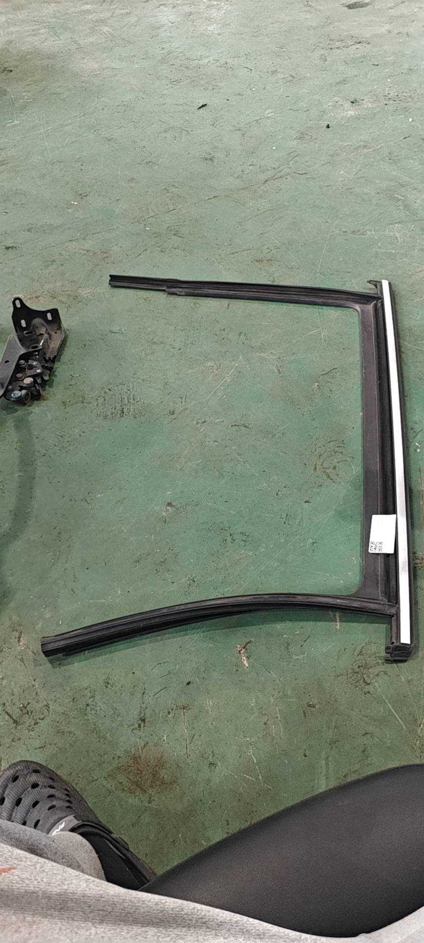 7N0843344M 后门玻璃绒槽(右)