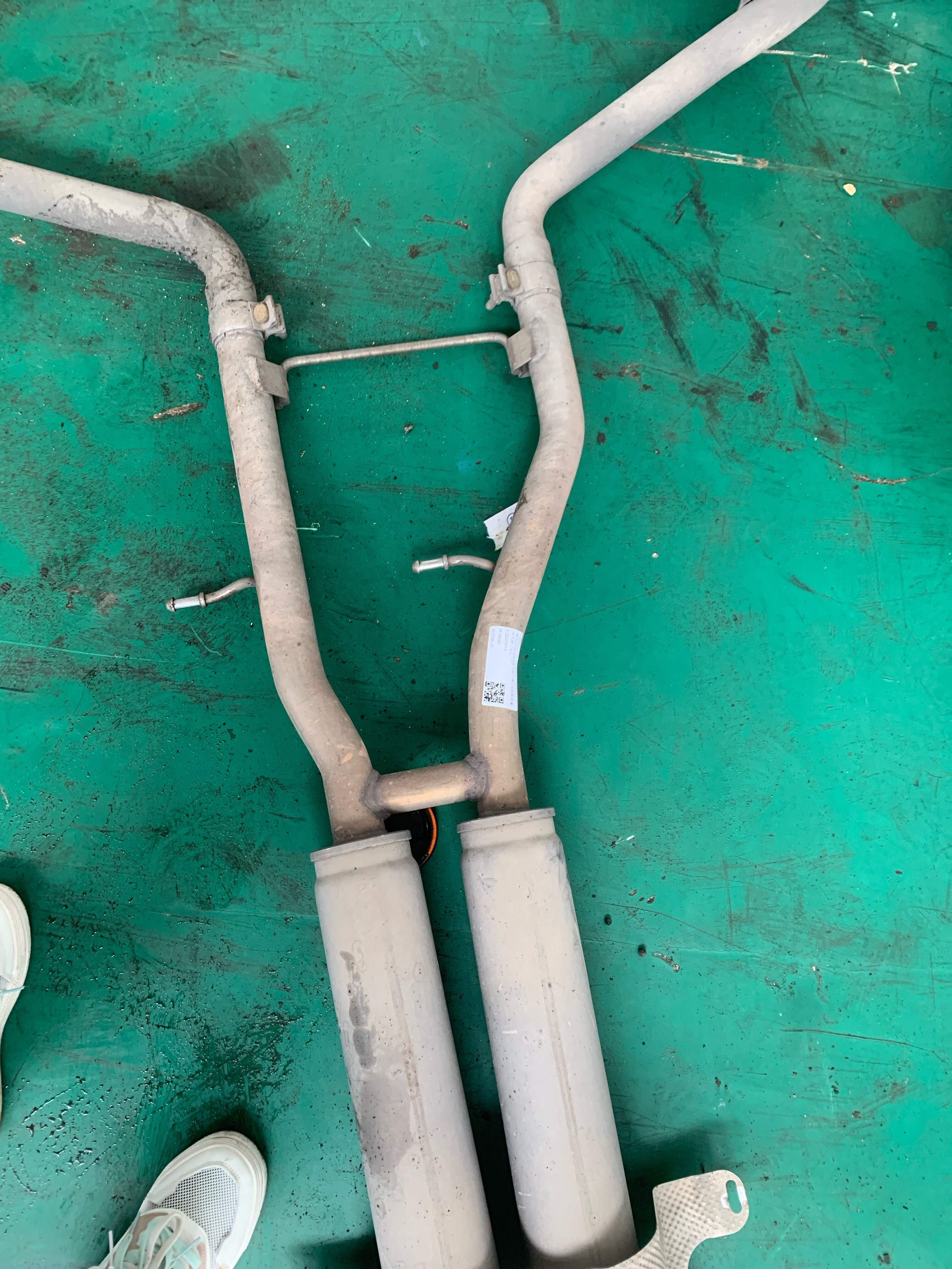 C2Z25307 Exhaust Pipe, Center